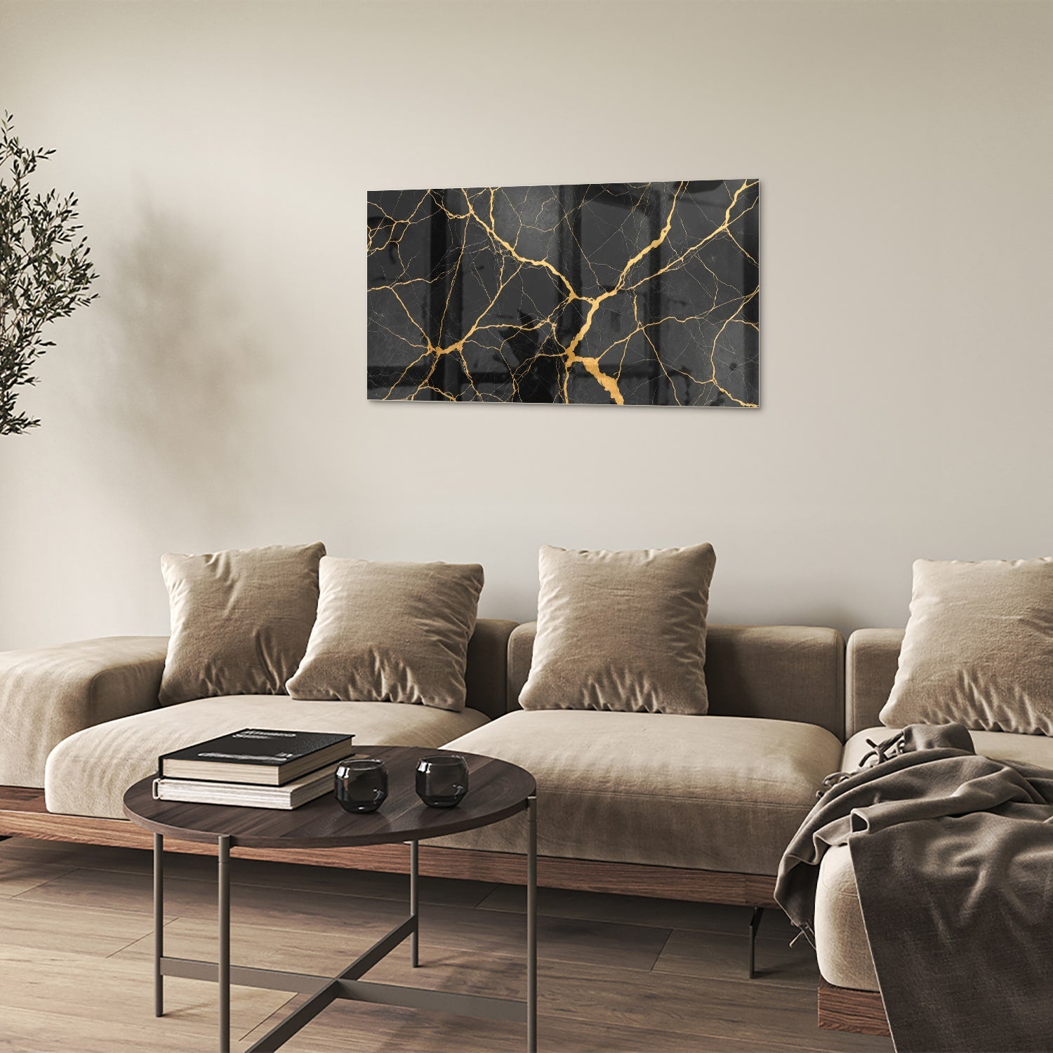 Glazen schilderij in zwart met gouden aderen, hangt aan een muur.