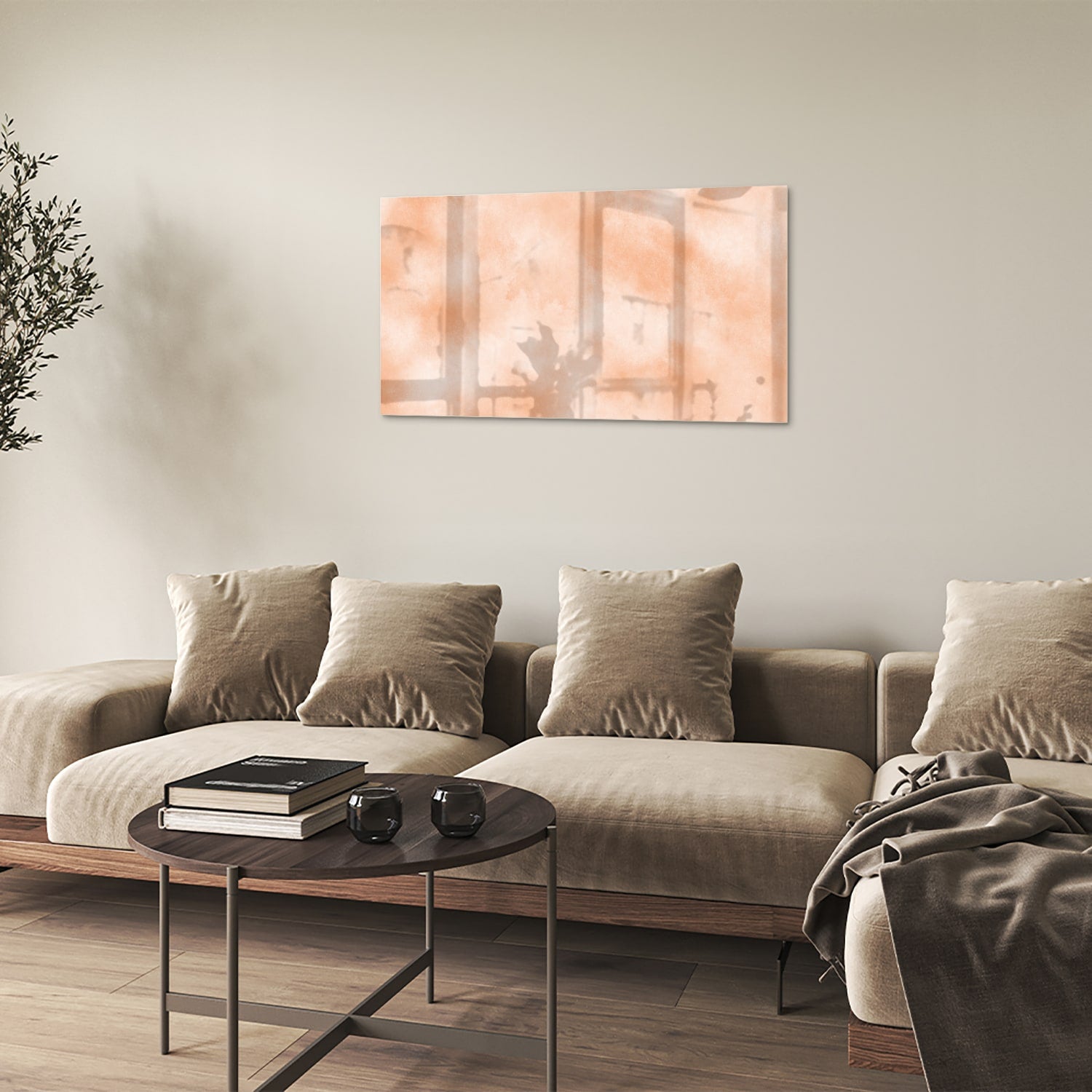 Glas schilderij in warme aardetinten hangt boven een houten kast in een moderne woonkamer.