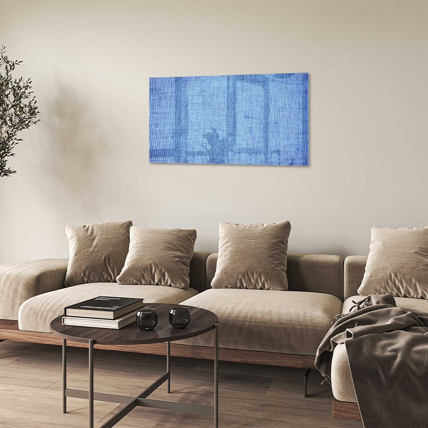 Blauw glazen schilderij aan de muur in een moderne woonkamer