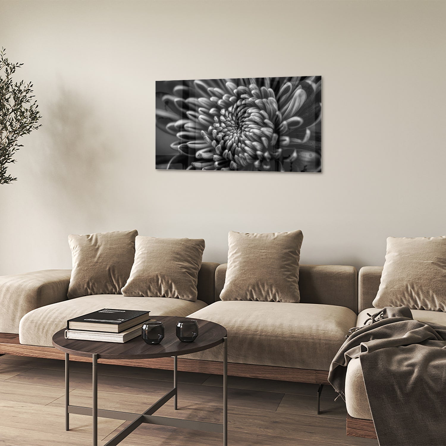 Zwart-wit glas schilderij van een kronkelige bloem aan de muur.
