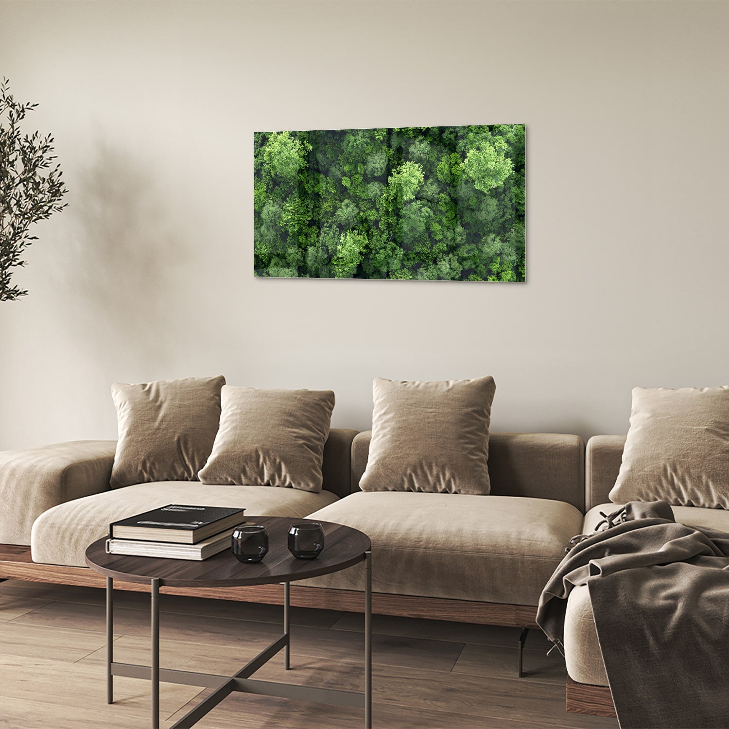 Luchtfoto van een weelderig groen bos op een muur in een moderne kamer.