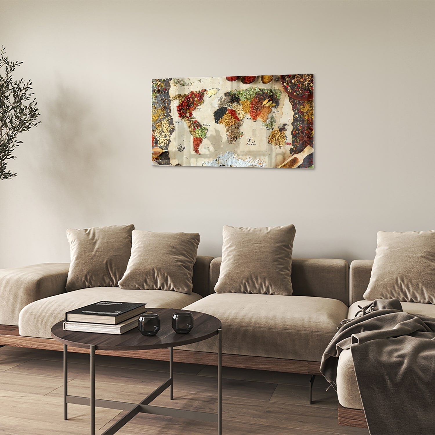 Kleurrijk glazen schilderij met een artistieke weergave van fruit en specerijen aan de muur.