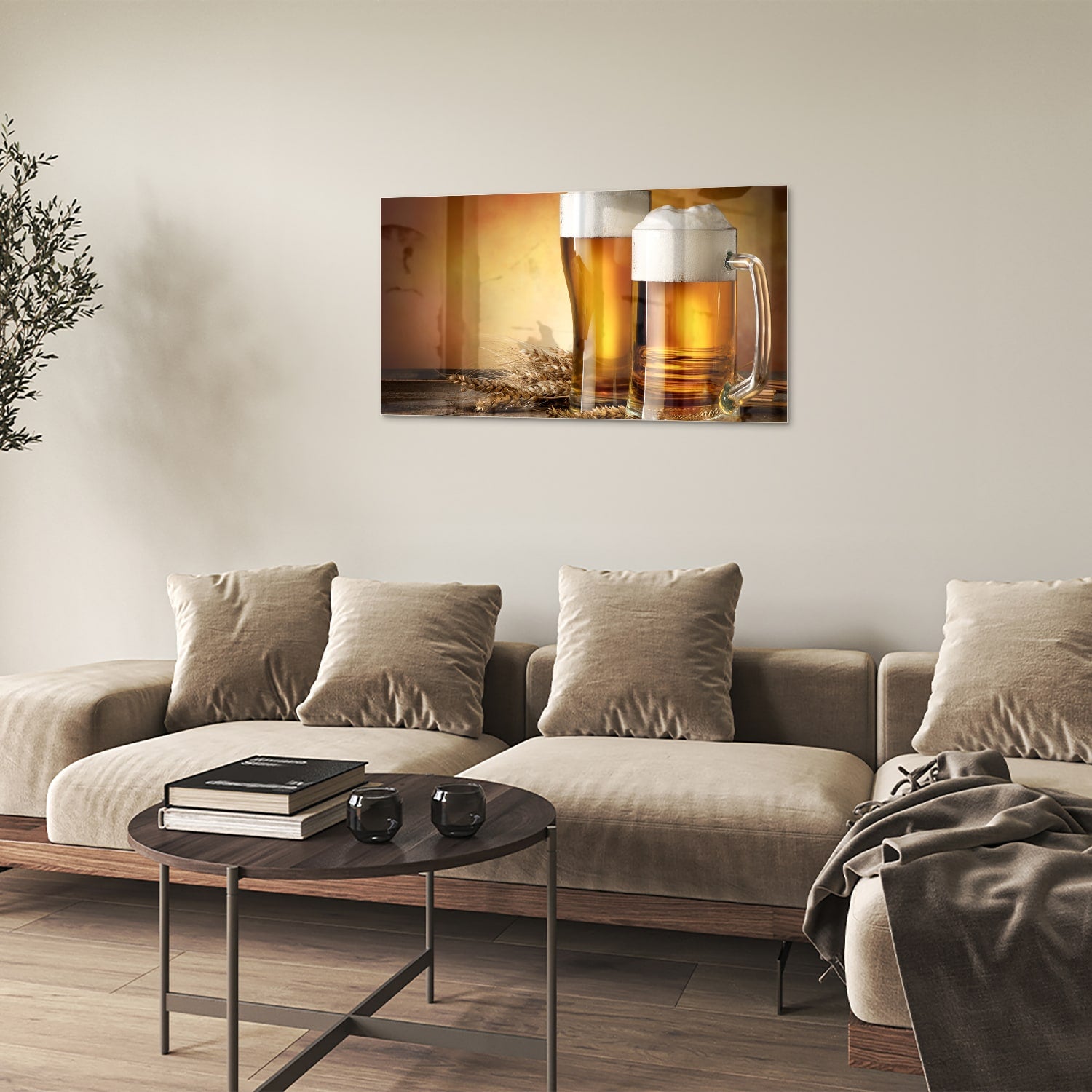Glazen schilderij met twee volle bierglazen op een houten tafel