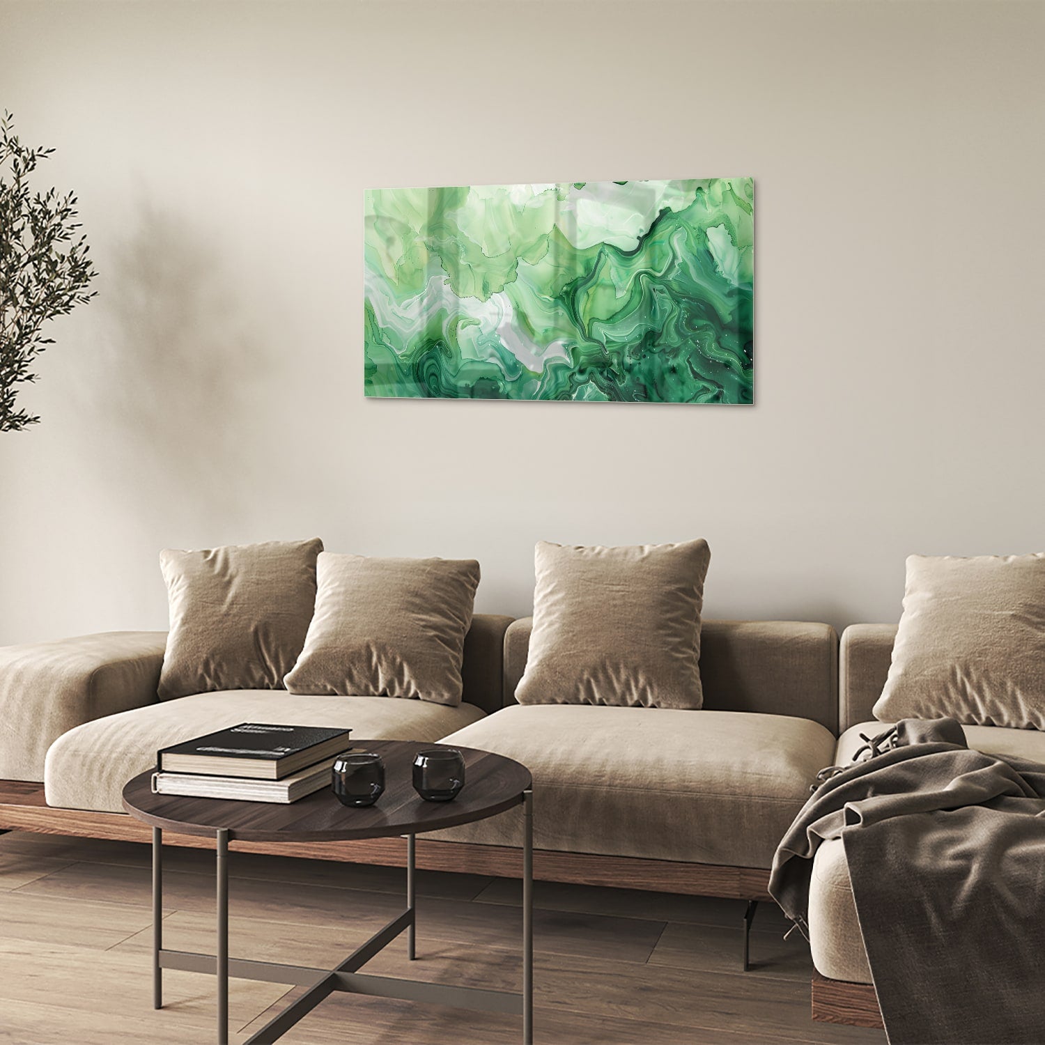 Een groen marmeren glazen schilderij dat hangt boven een kast in een moderne woonkamer.