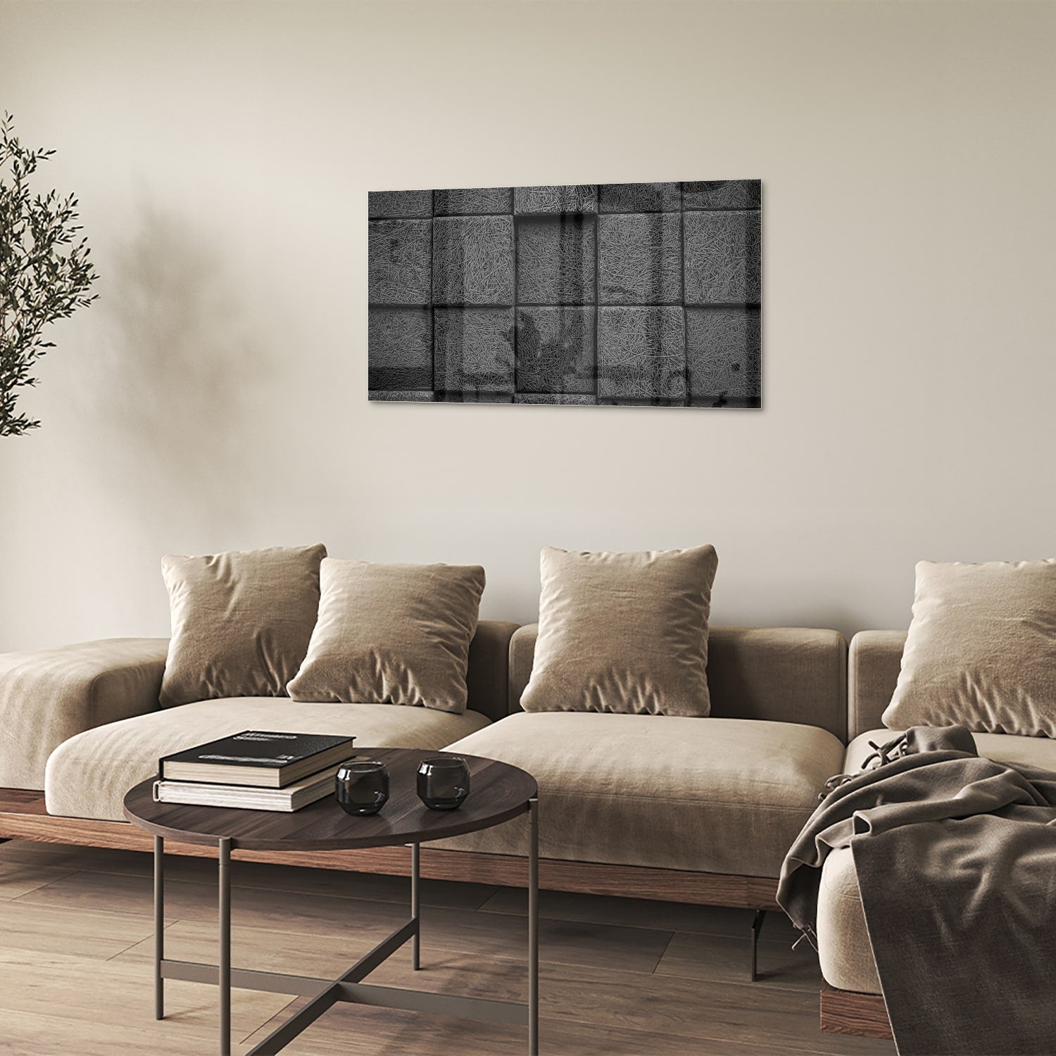 Abstract donker glazen schilderij aan een witte muur in een moderne woonkamer