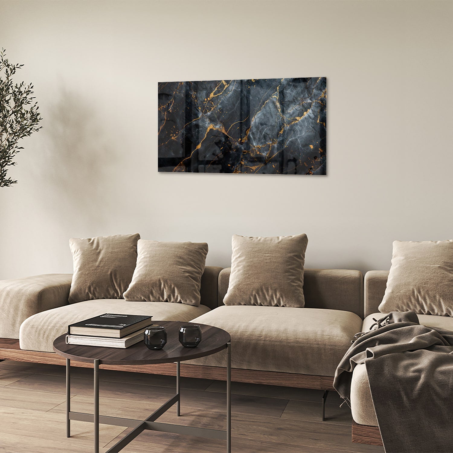 Glazen schilderij met marmerlook in zwart met gouden details aan de muur.