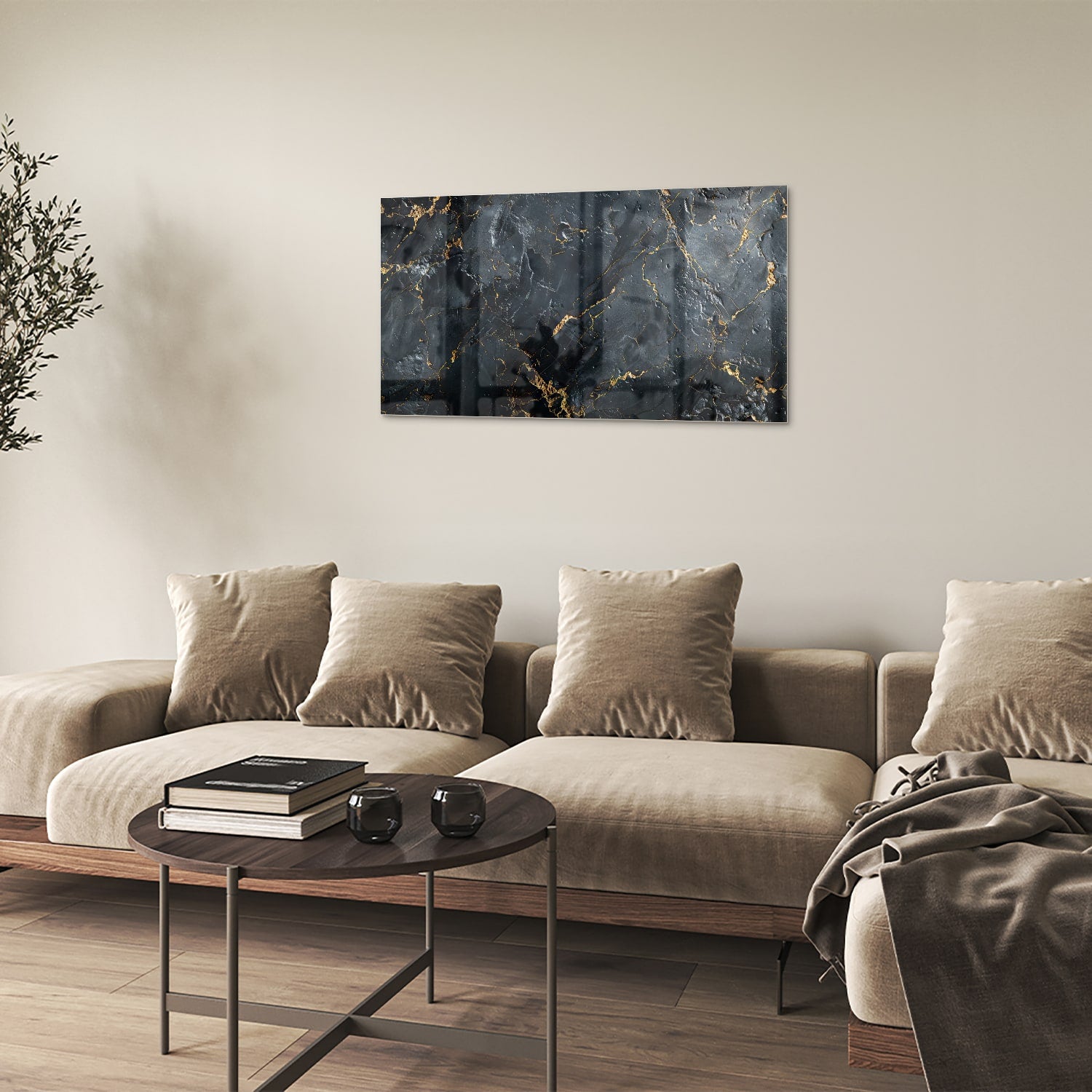 Glazen schilderij met zwarte marmerlook en gouden details aan de muur.