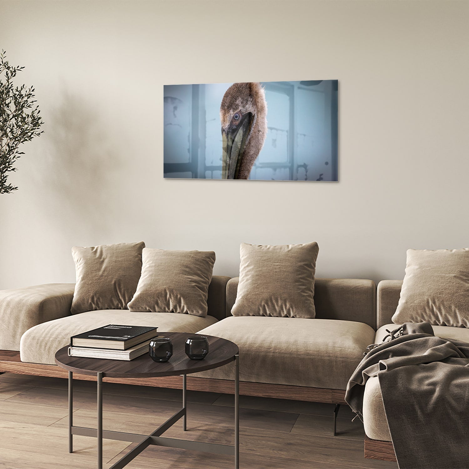 Glazen schilderij van een pelikan met een elegant design in een moderne woonkamer.