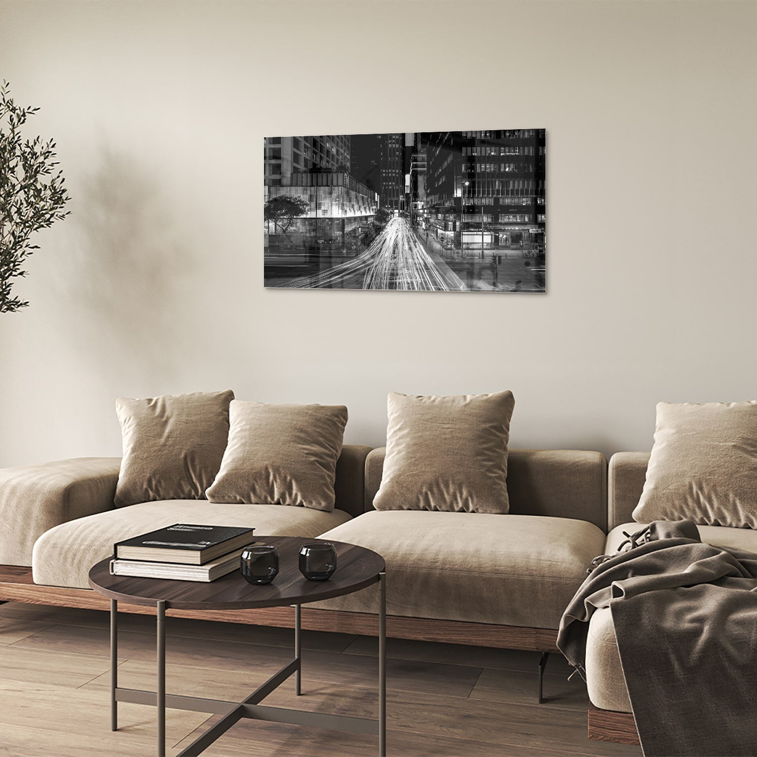 Glazen schilderij met stadslichten in zwart-wit boven een moderne meubelset.