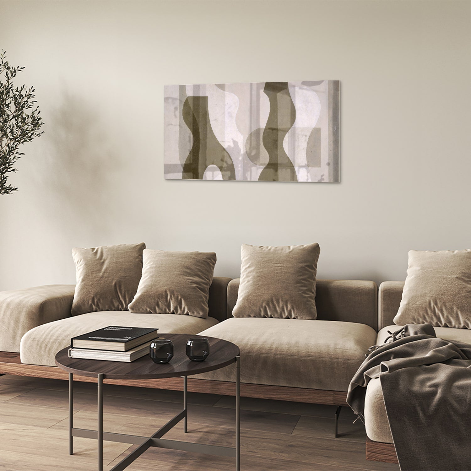 Moderne glazen schilderij met abstracte vormen in een woonkamer.