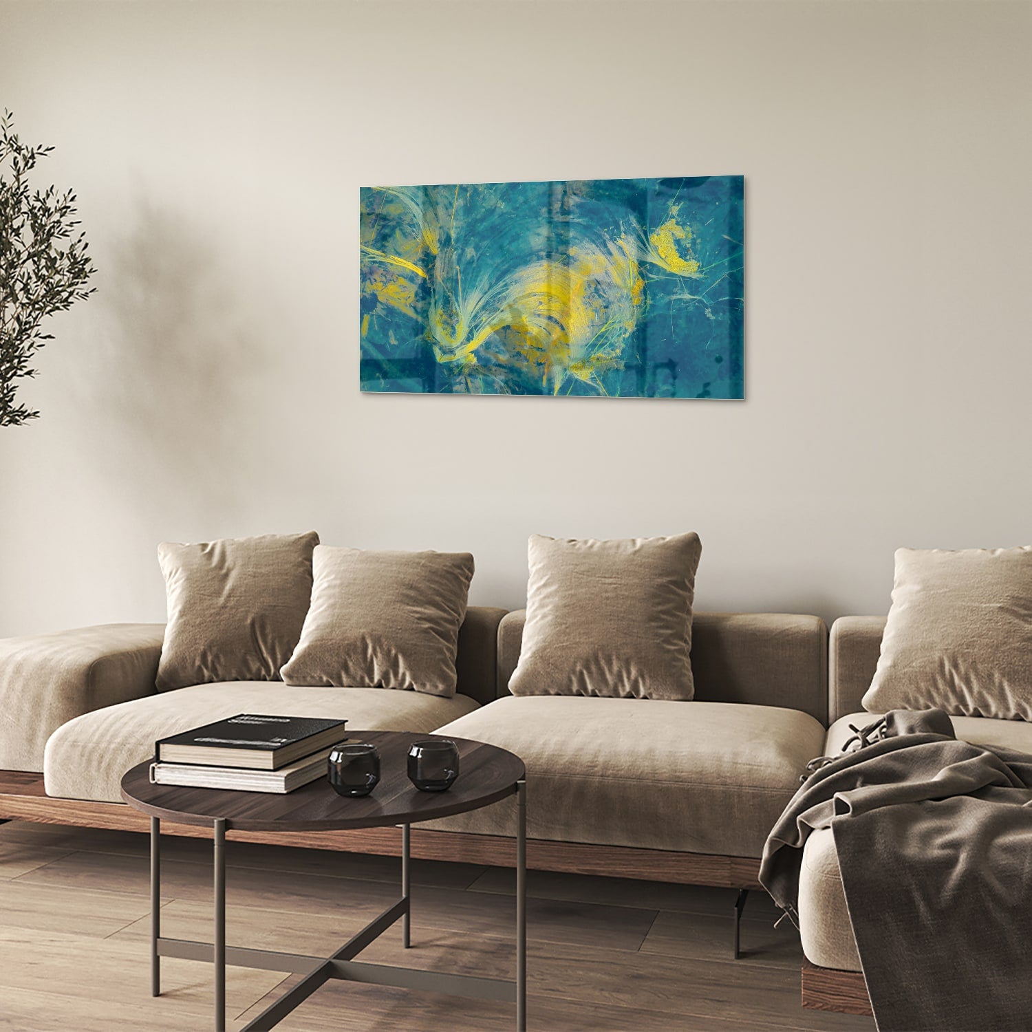 Abstract glazen schilderij met blauw en geel dat aan de muur hangt