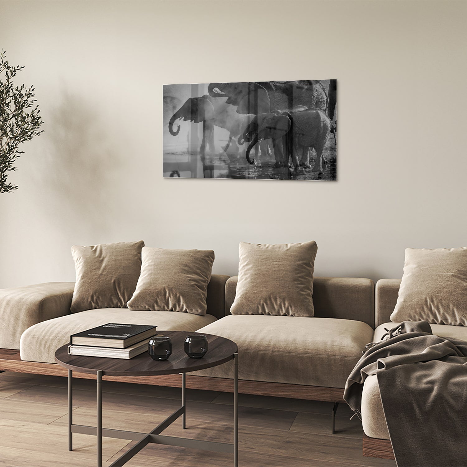 Glazen schilderij van olifanten in een moderne woonkamer
