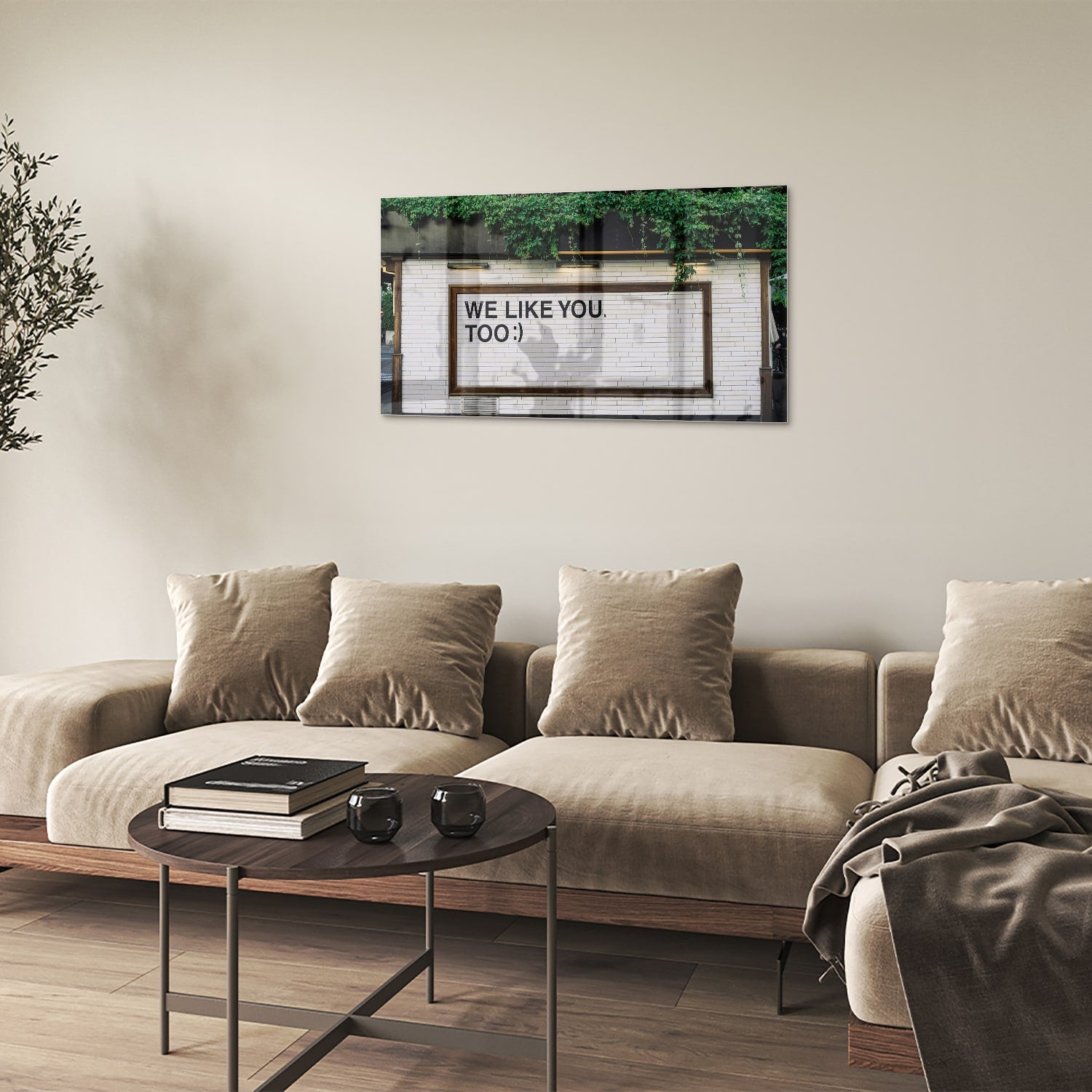 Glas schilderij met de tekst 'We Like You Too' en groene planten achtergronden.