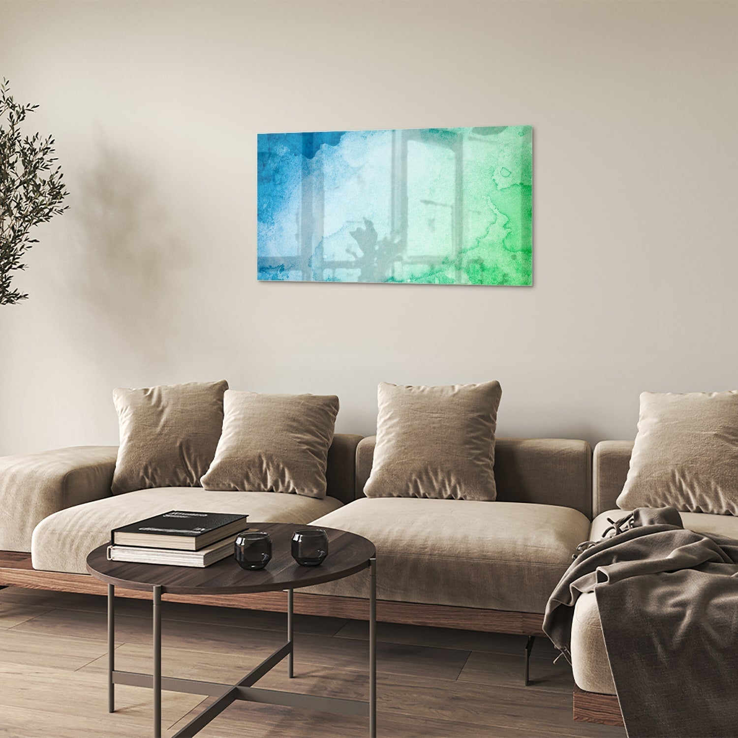 Abstract glazen schilderij in diverse tinten blauw en groen aan de muur.