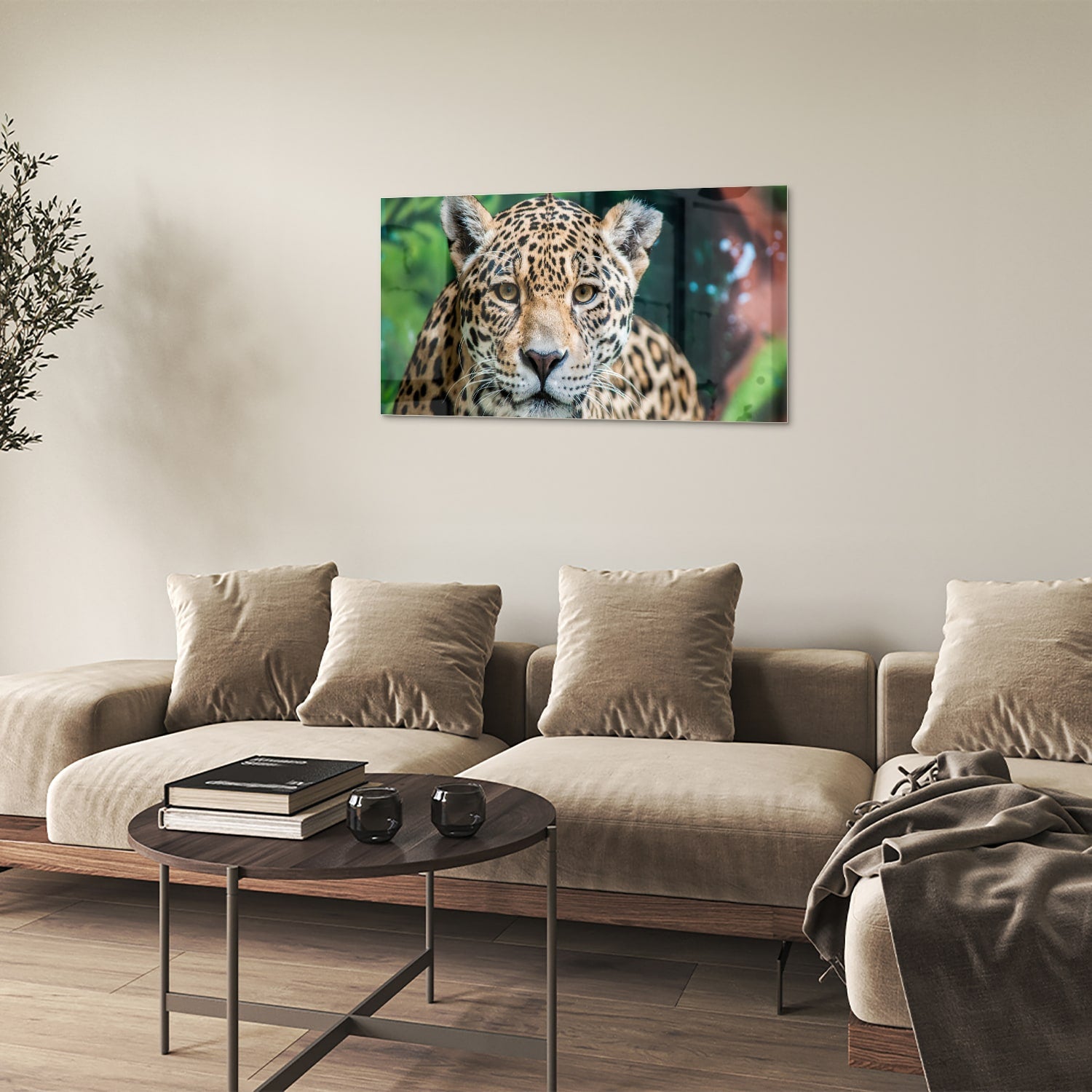 Glazen schilderij van een jaguar dat aan de muur hangt in een moderne woonkamer.