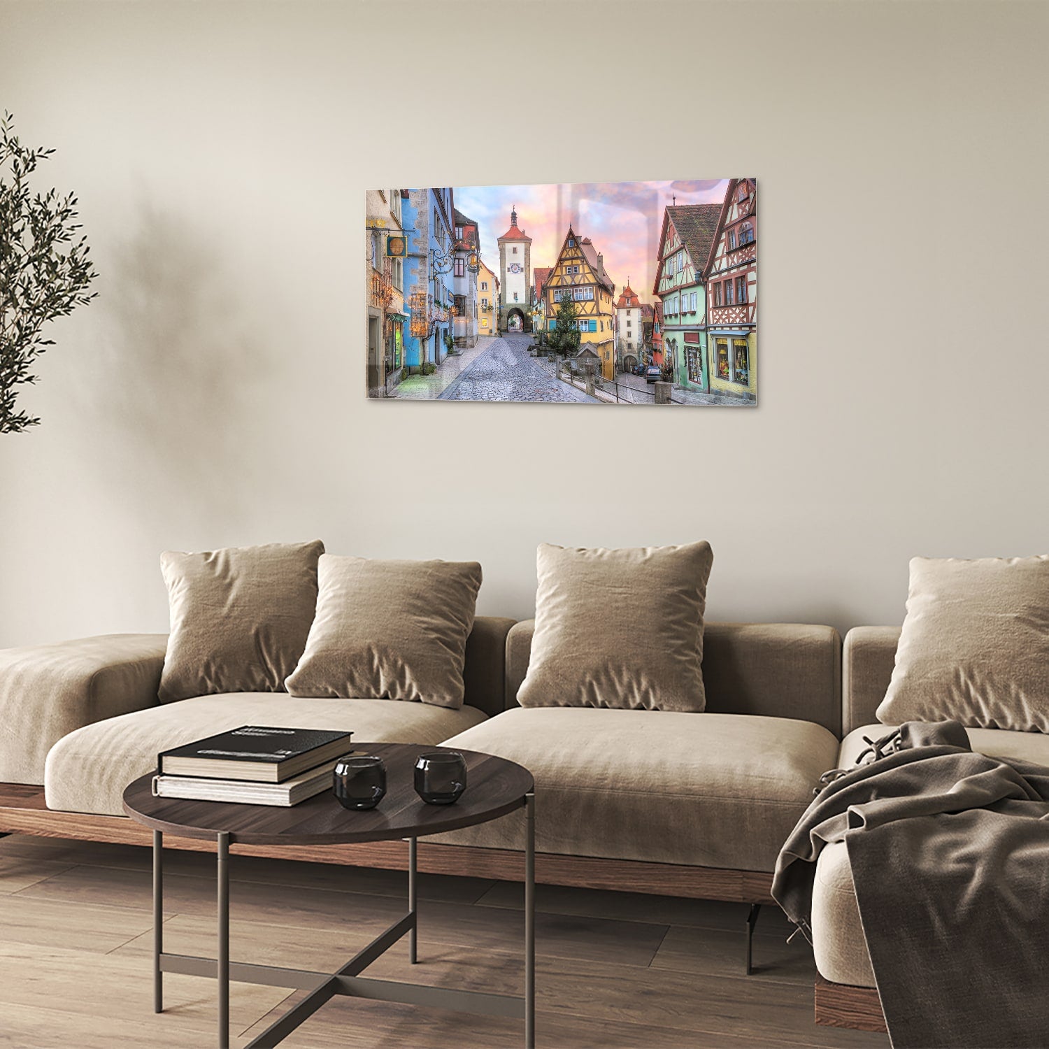 Glazen schilderij van een pittoreske straat met historische gebouwen en pastelkleuren
