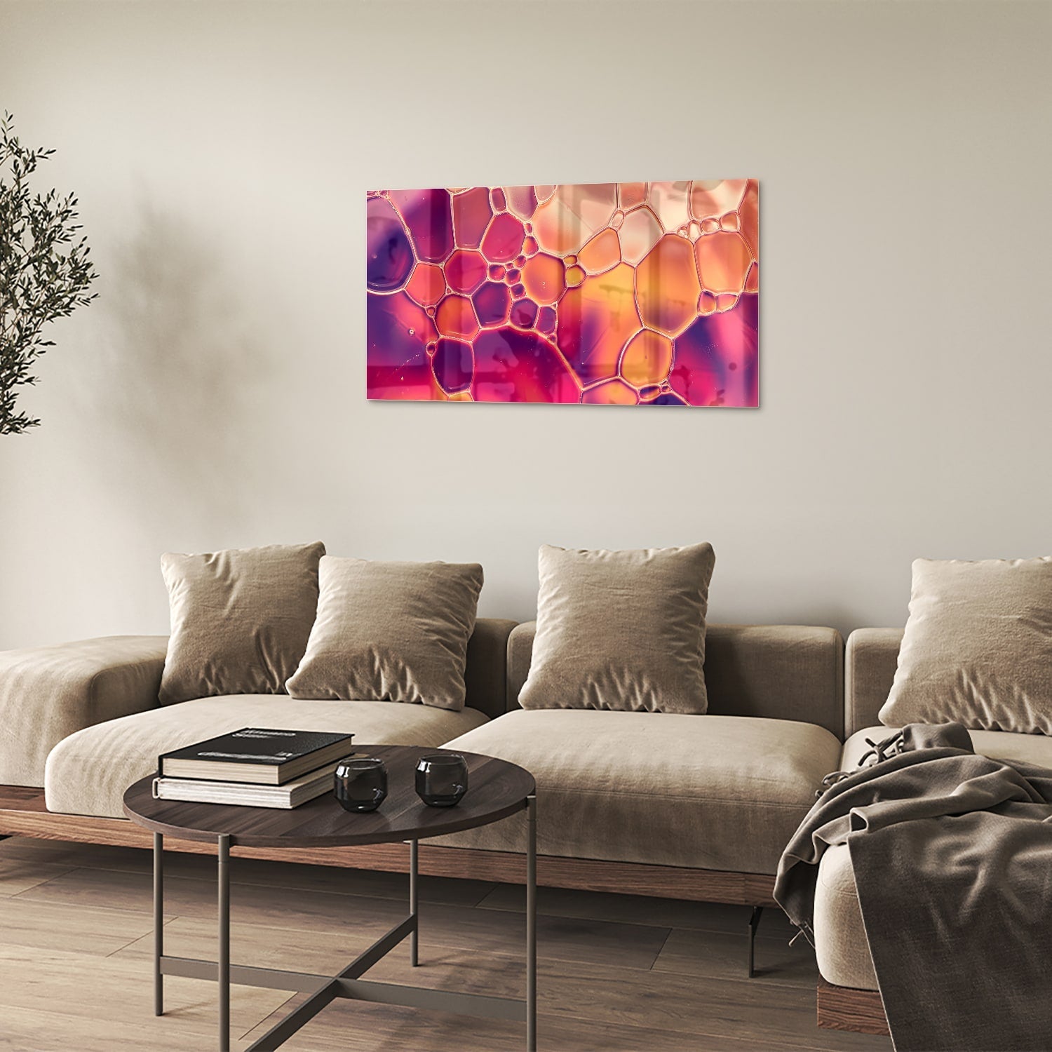 Abstract glazen schilderij met warme tinten in een interieur.