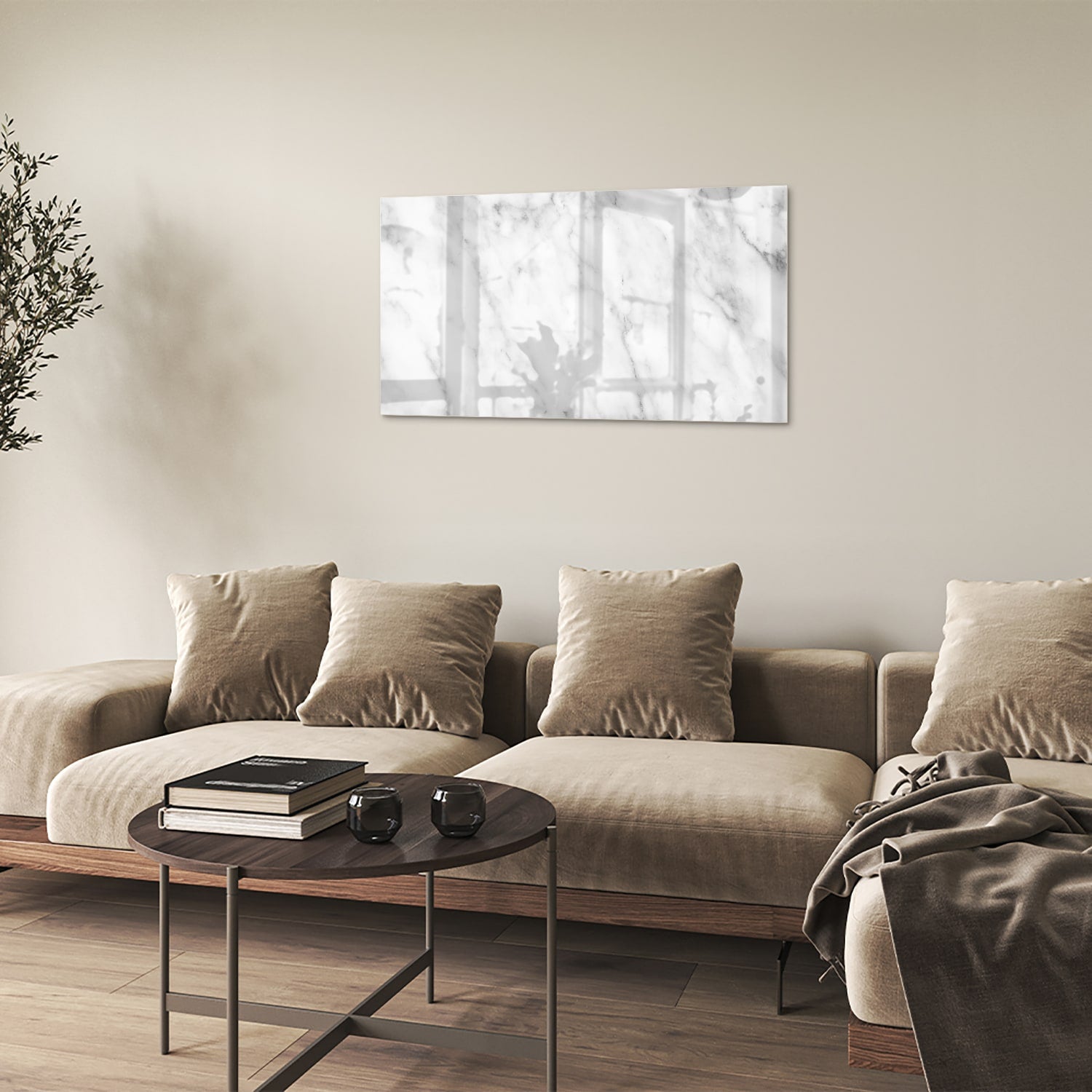Glazen schilderij met marmer effect boven een houten meubel in een lichte kamer.