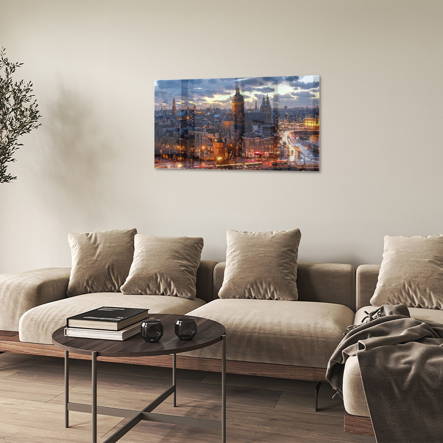 Glazen schilderij van een stedelijk landschap met stadslichten.