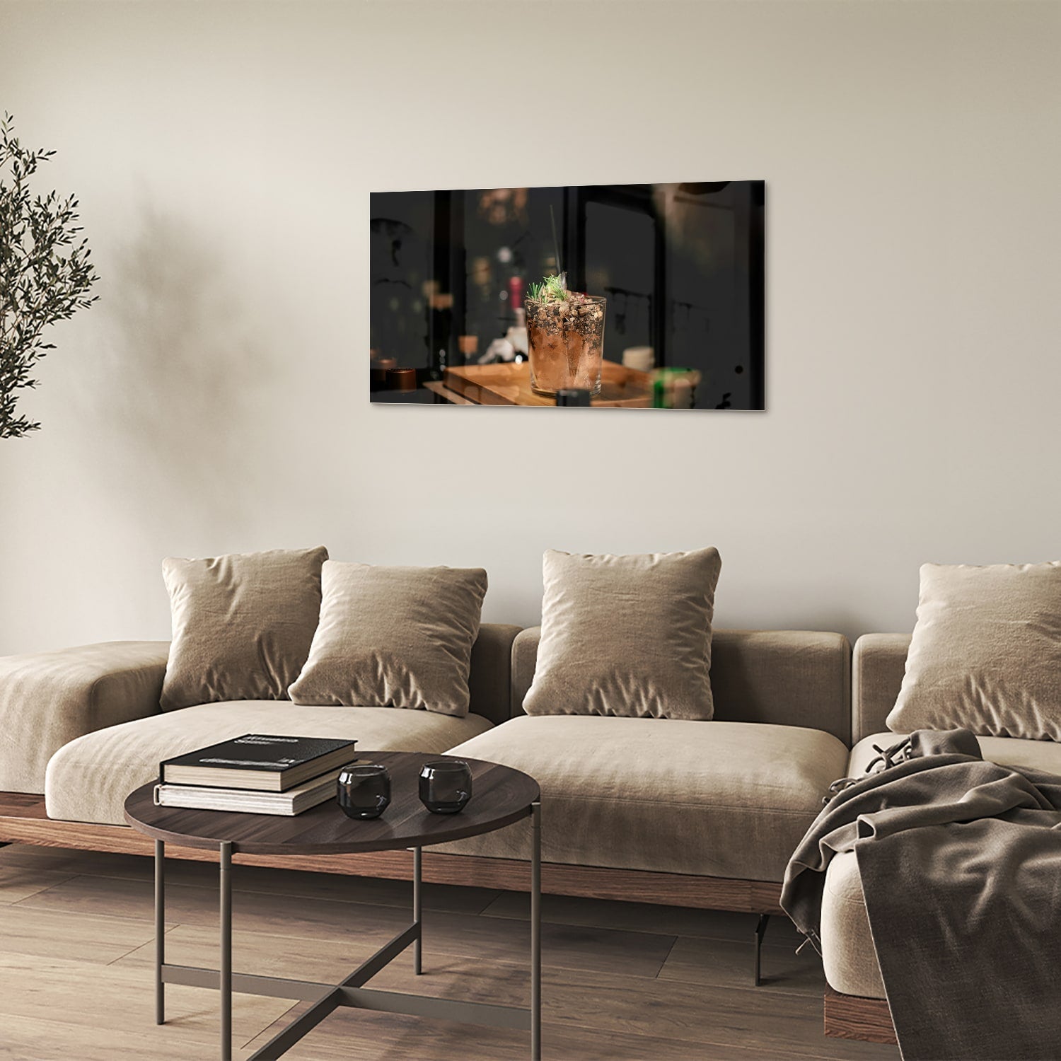 Glazen schilderij van een cocktail die sfeer en luxe uitstraalt.