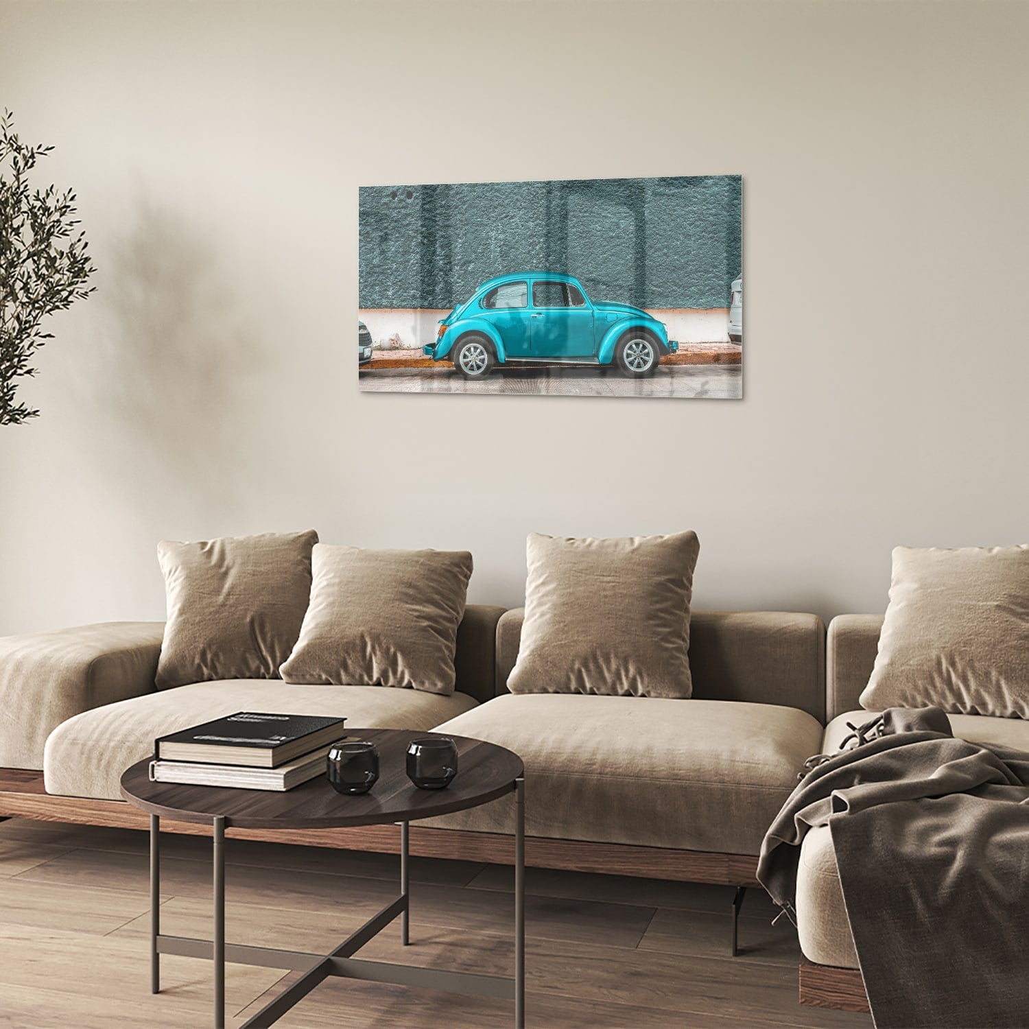 Glazen schilderij van een turquoise auto aan de muur in een moderne woonkamer.