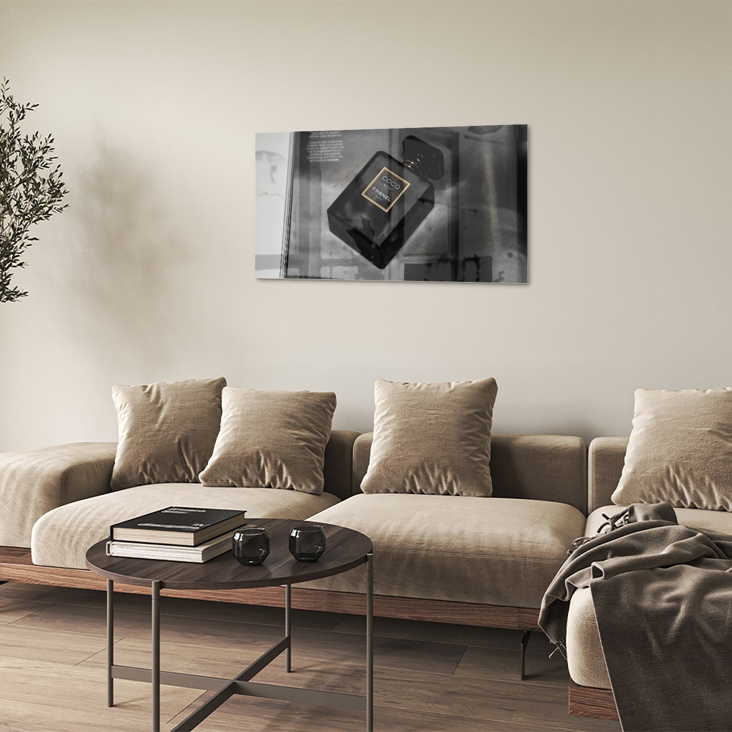 Glazen schilderij van een parfumfles in een modern interieur