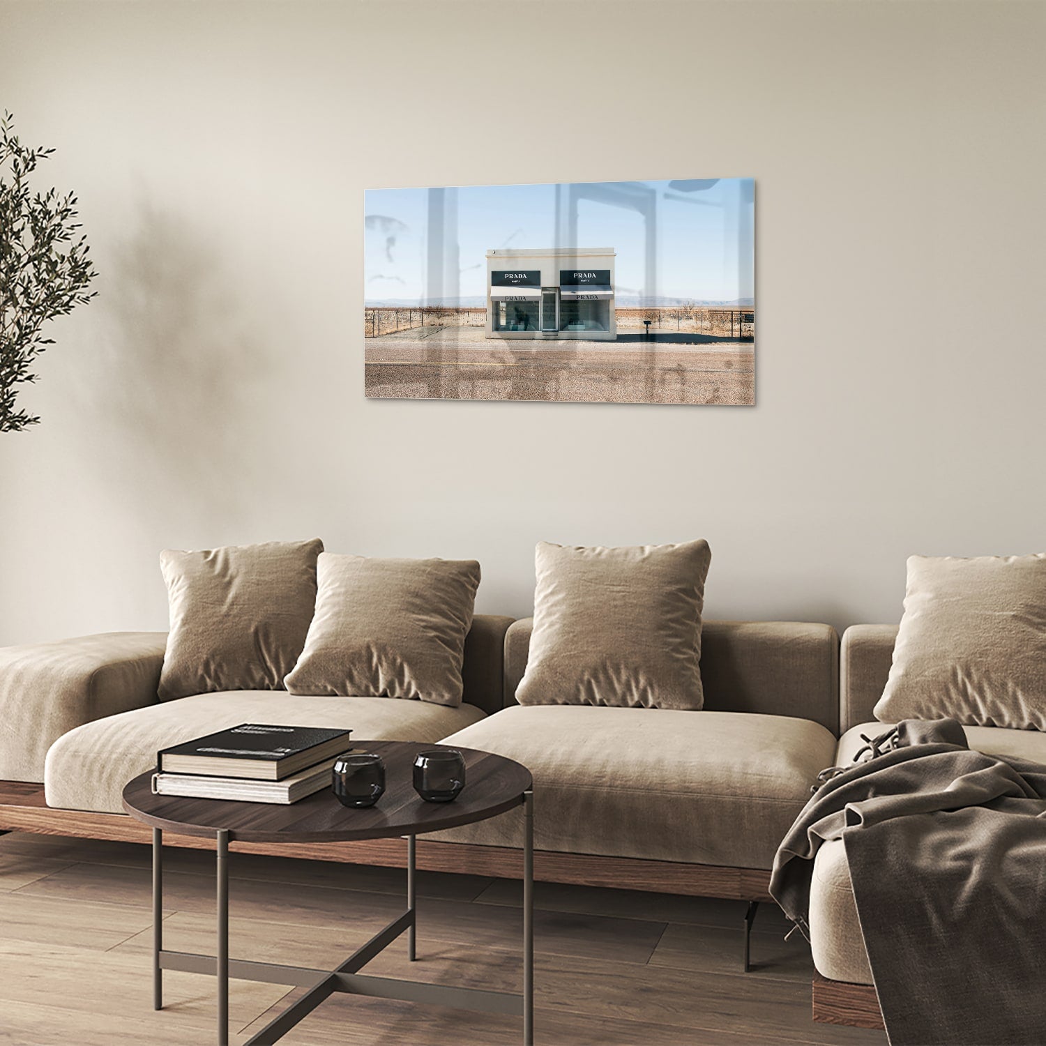 Glazen schilderij van een woestijnlandschap met moderne architectuur