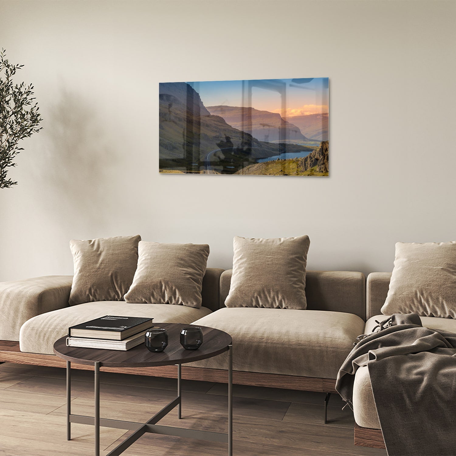 Glazen schilderij met uitzicht op bergen en een rivier in een modern interieur.