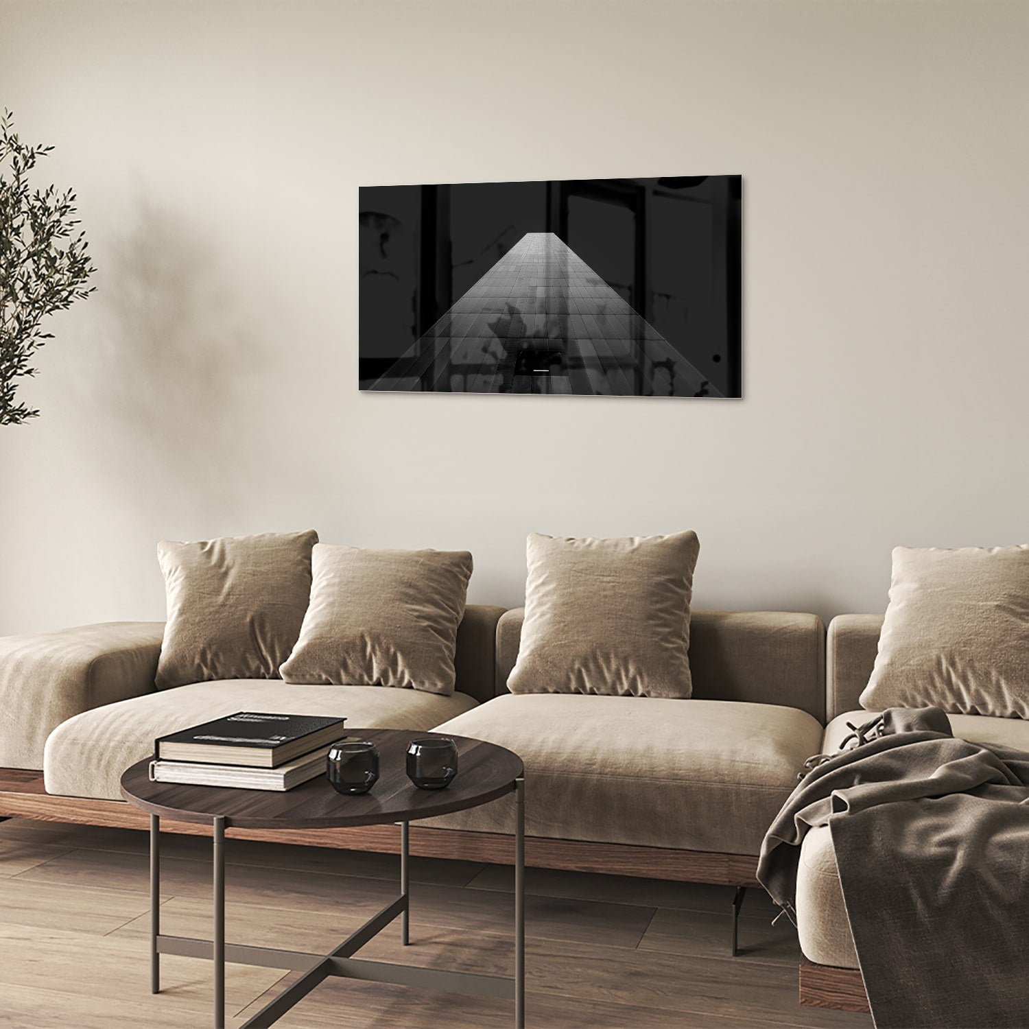 Minimalistisch glazen schilderij met lichtinval op houten vloer