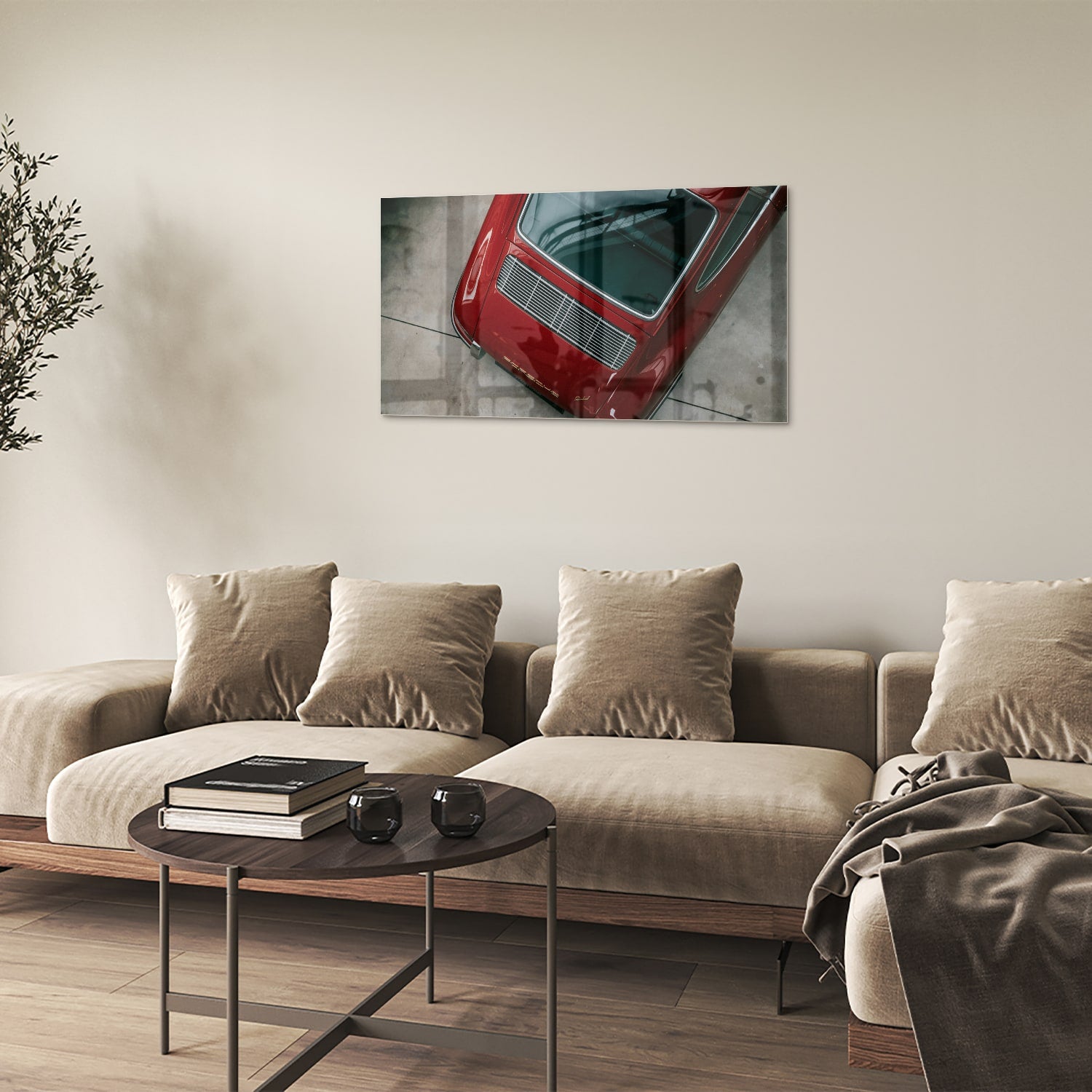Glazen schilderij van een bovenaf gezien rode auto op een muur.
