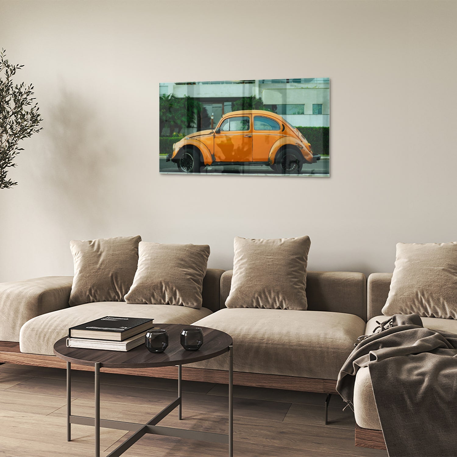 Glazen schilderij van een oranje Volkswagen Kever op een muur
