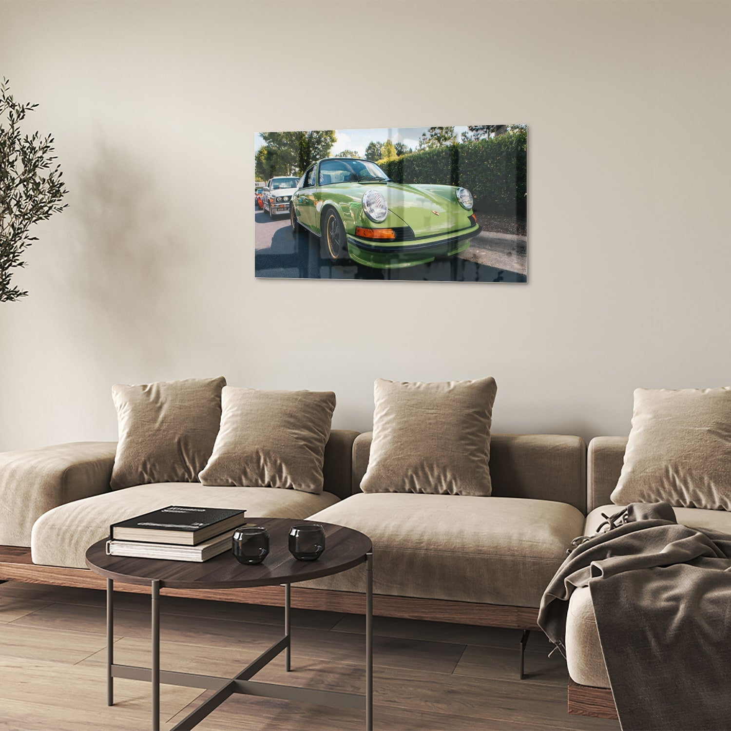 Glas schilderij van een groene Porsche aan de muur in een stijlvol interieur