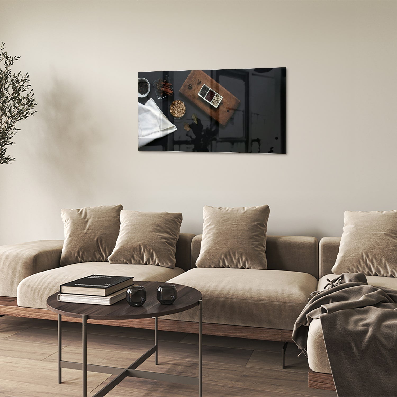 Glazen schilderij met een houten plank, koffie en notities op een tafel