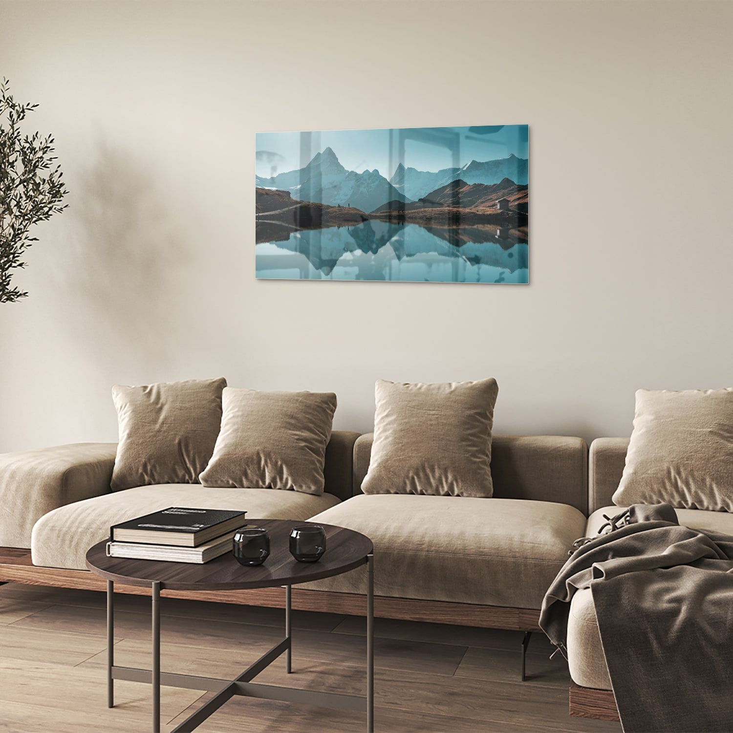 Glazen schilderij met bergen en reflecties in water.
