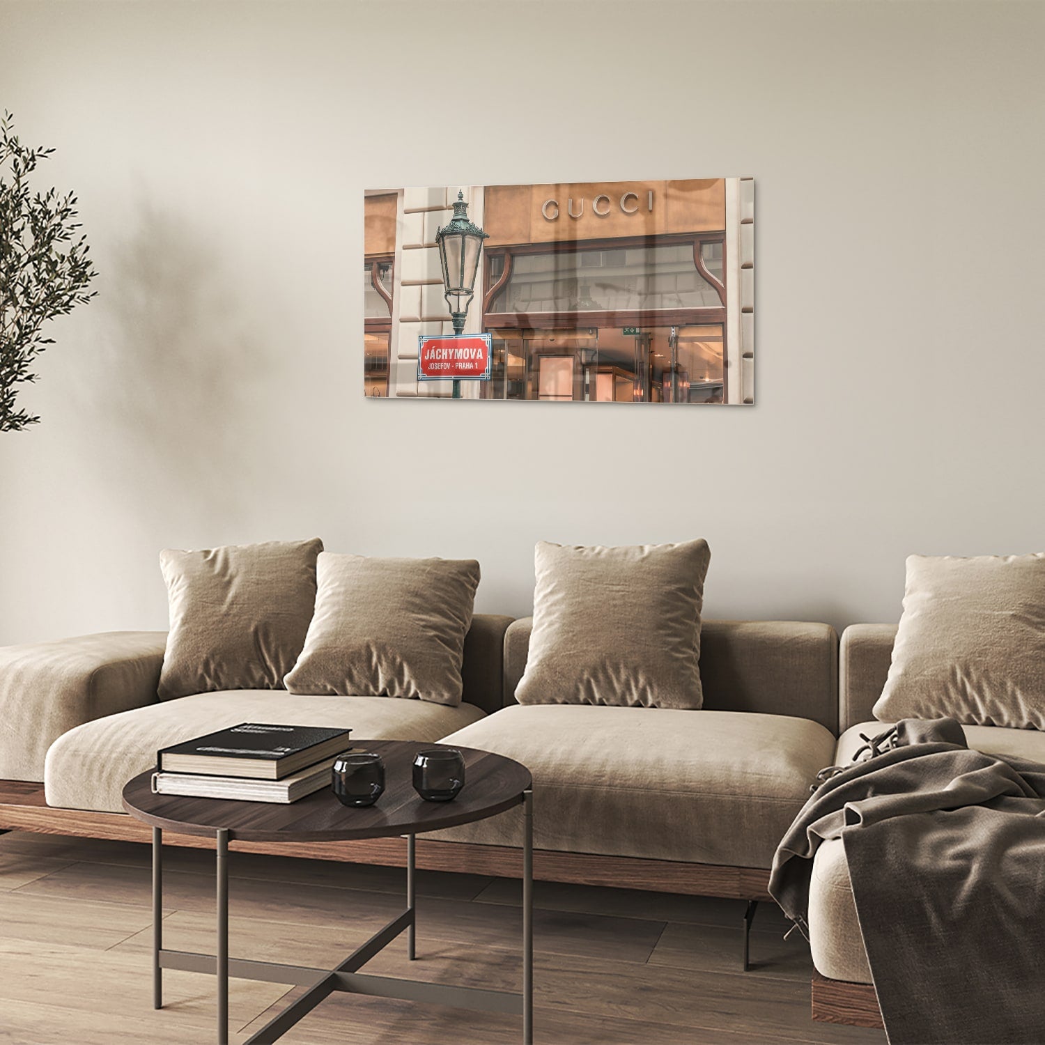 Glazen schilderij met Gucci etalage en vintage lantaarn, perfect voor wanddecoratie.