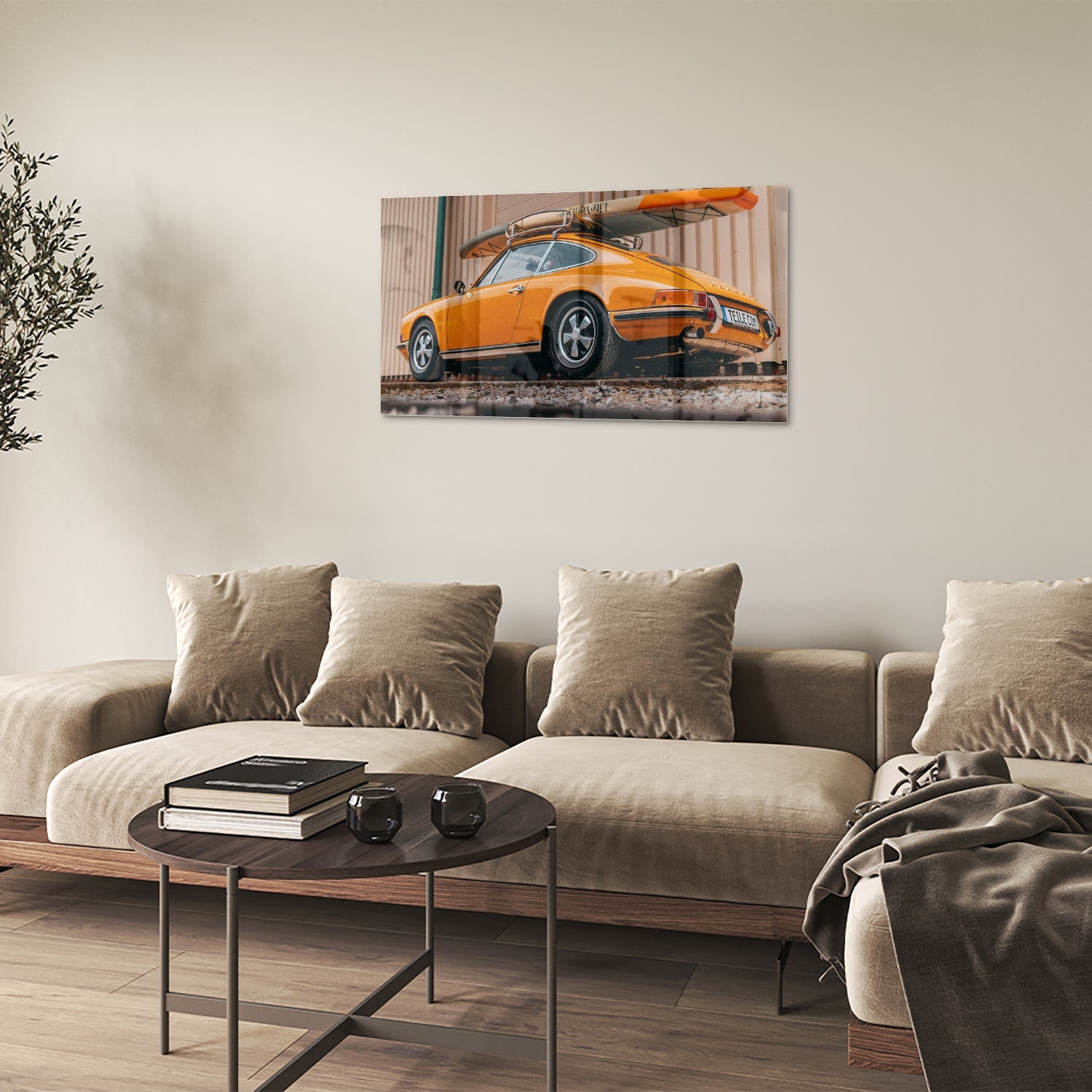 Een glazen schilderij van een oranje auto met een surfbord op het dak, gepresenteerd in een moderne woonkamer.