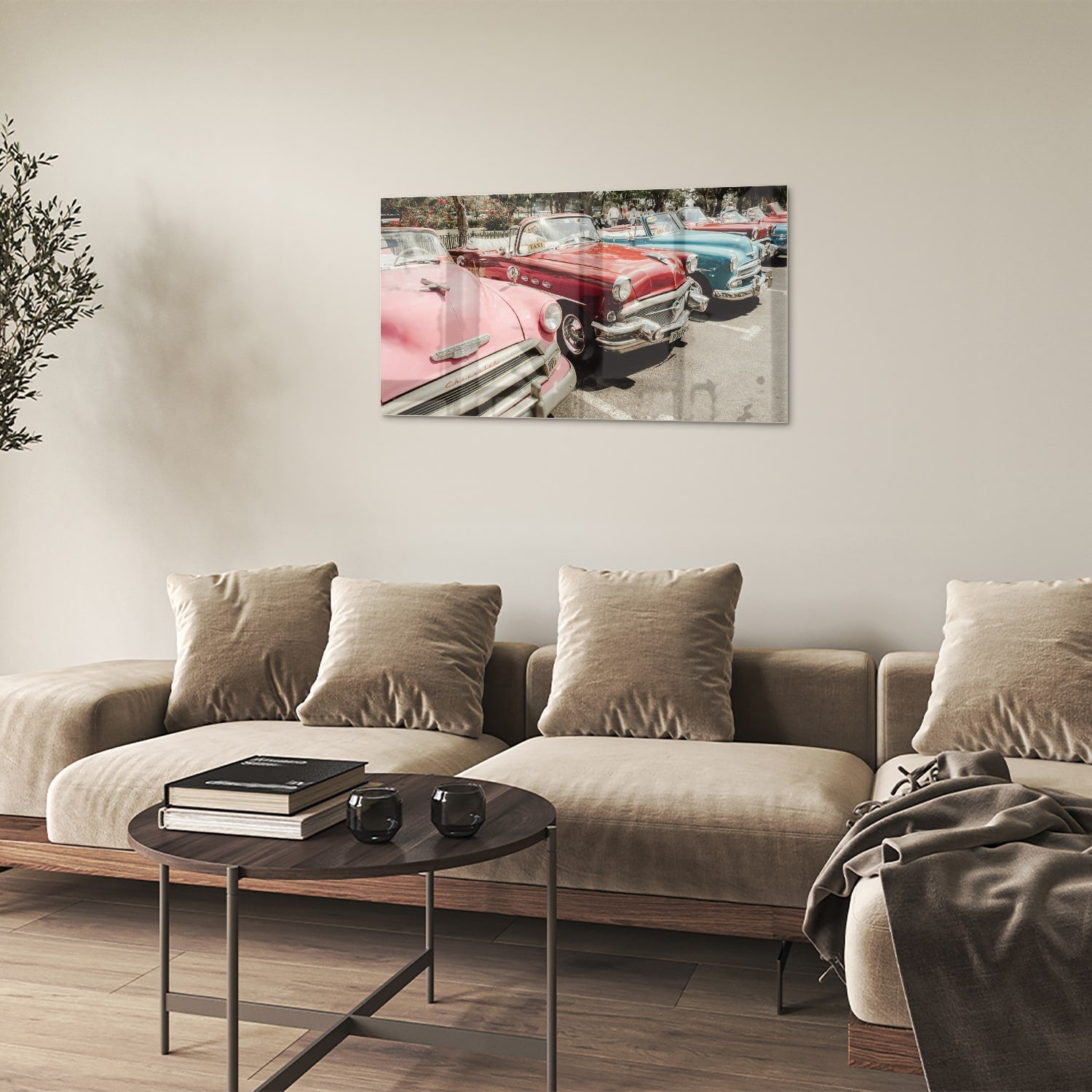 Glazen schilderij met retro auto's in roze, rood en blauw, perfect voor moderne interieurs.