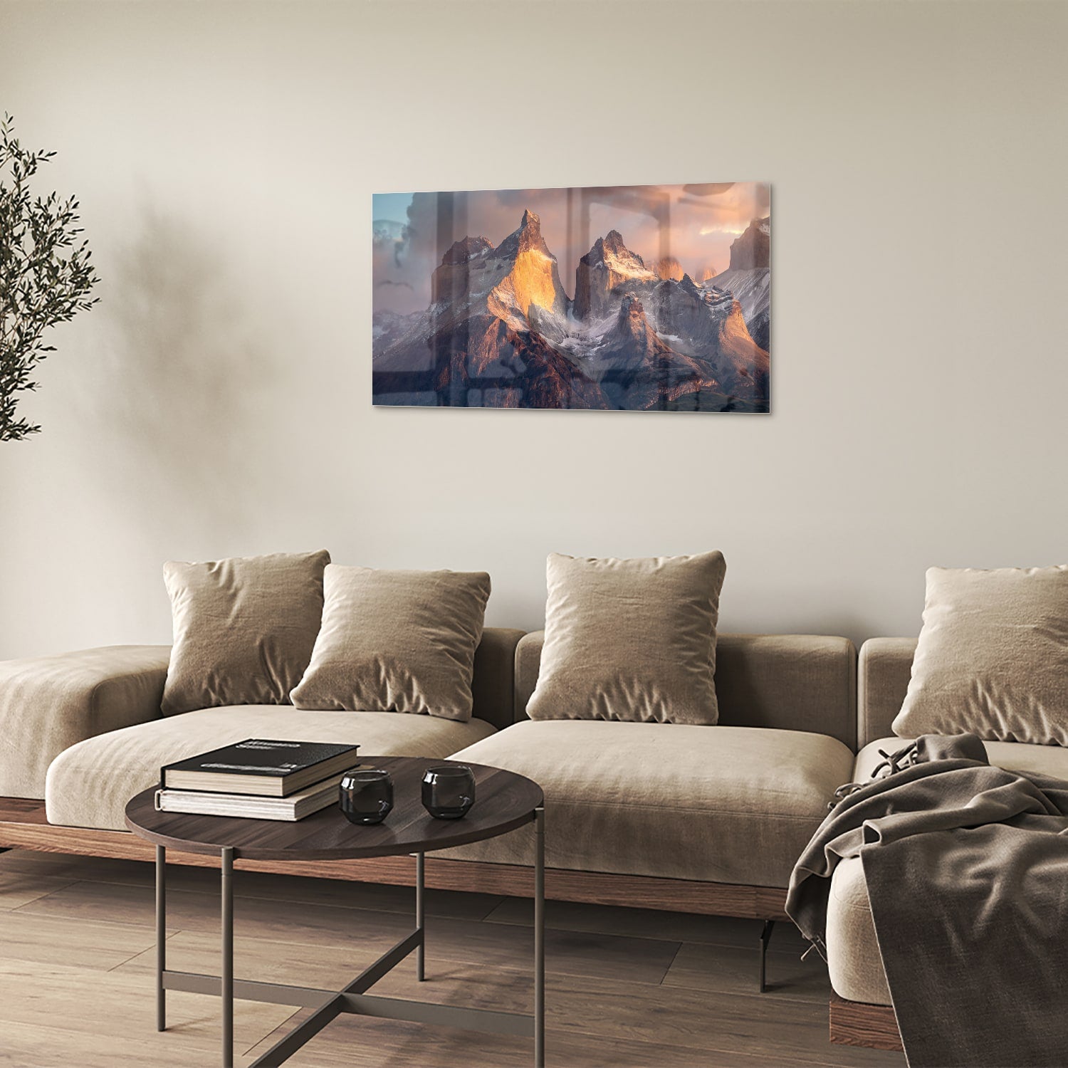 Glazen schilderij met berglandschap aan de muur in een moderne woonkamer