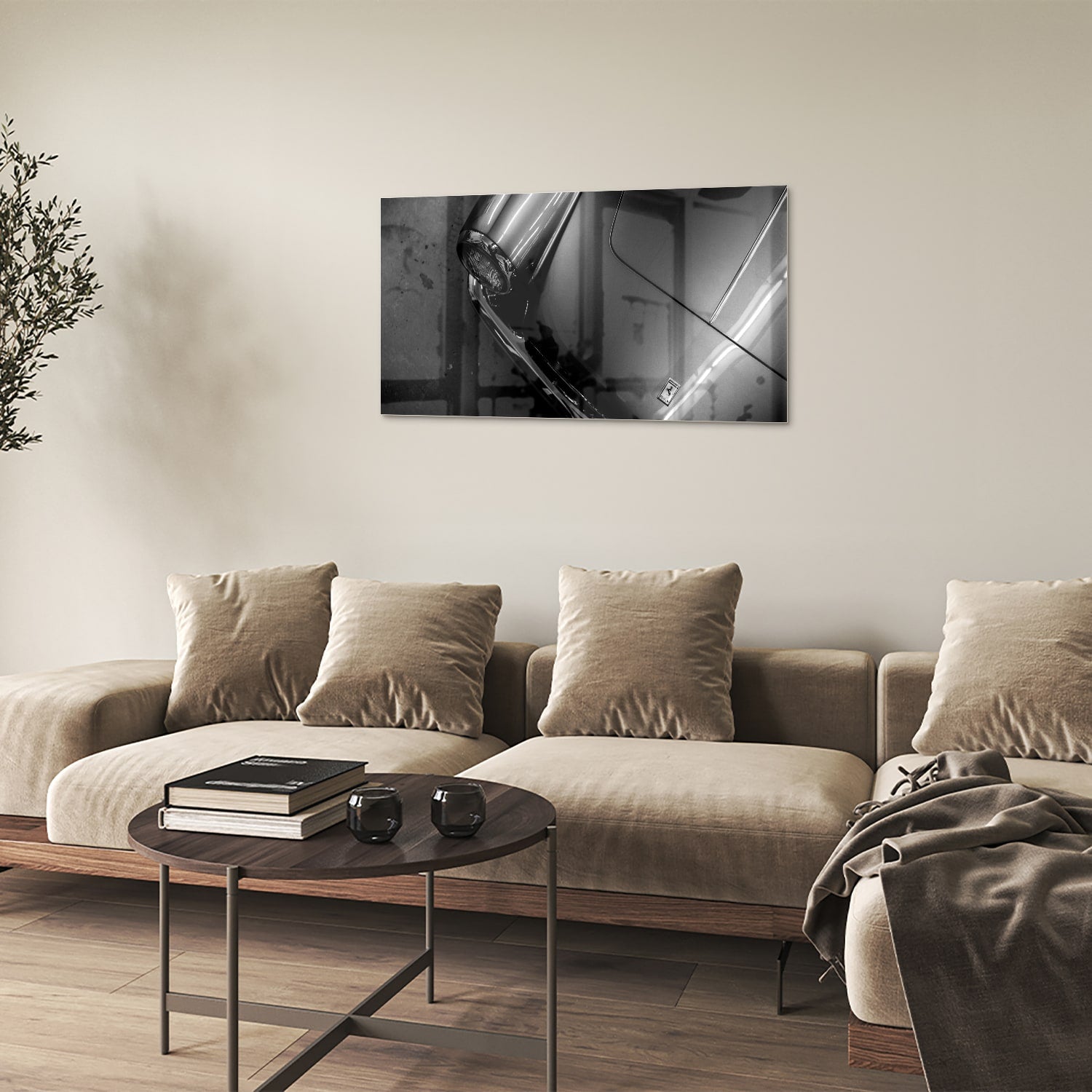 Glazen schilderij met abstracte vormen aan de muur in een stijlvolle kamer.