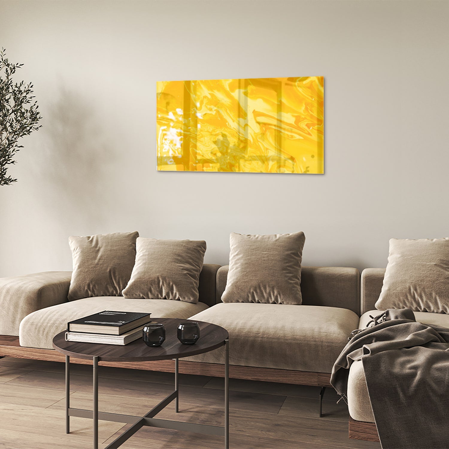 Abstract geel glazen schilderij aan de muur in een moderne woonkamer.