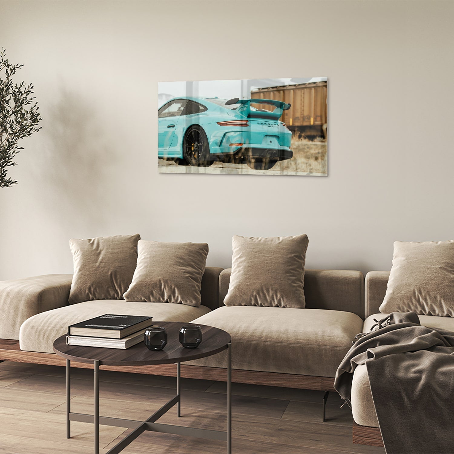 Glazen schilderij van een turquoise sportauto aan de muur in een moderne woonkamer
