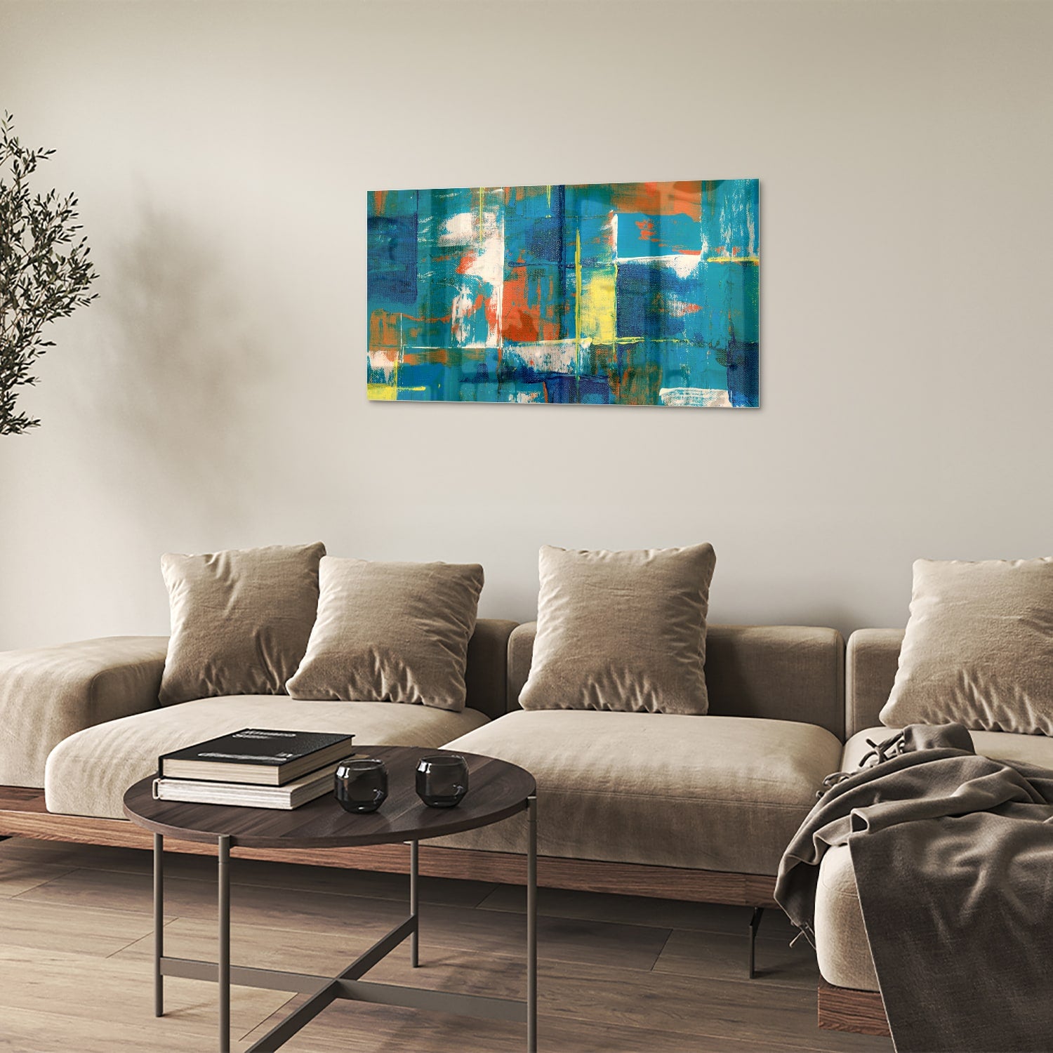 Kleurrijk abstract glazen schilderij in turquoise en oranje, genstalleerd in een moderne woonkamer.