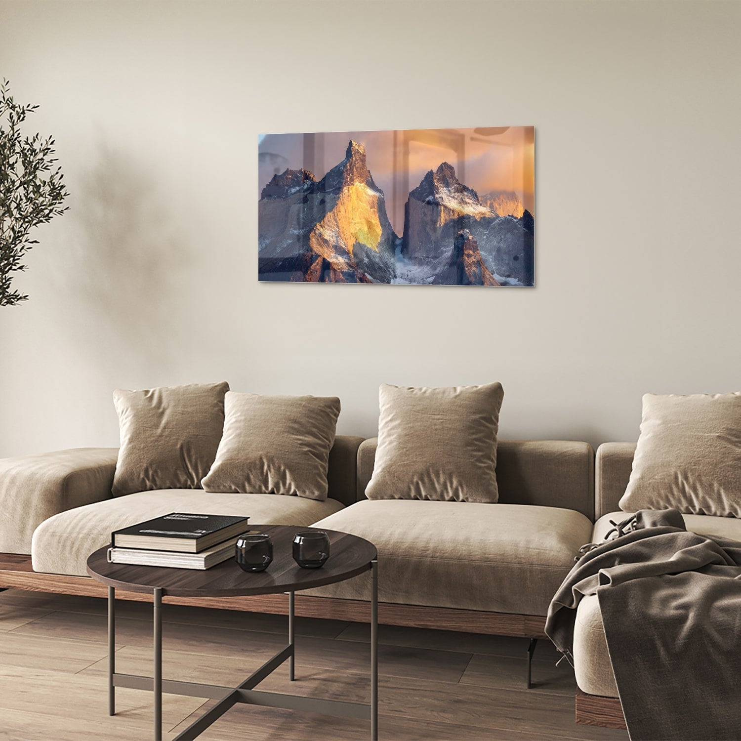 Een glazen schilderij van majestueuze bergen met gouden ochtendlicht