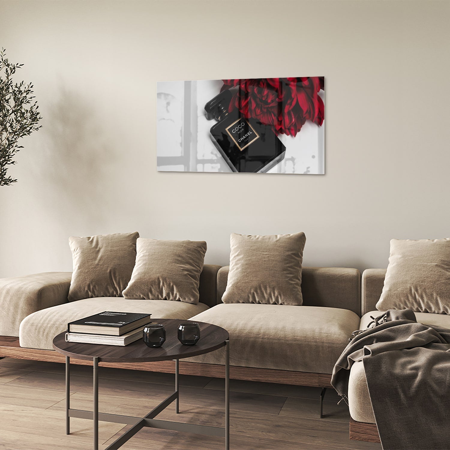 Glazen schilderij van parfumfles met rode bloemen op een witte muur