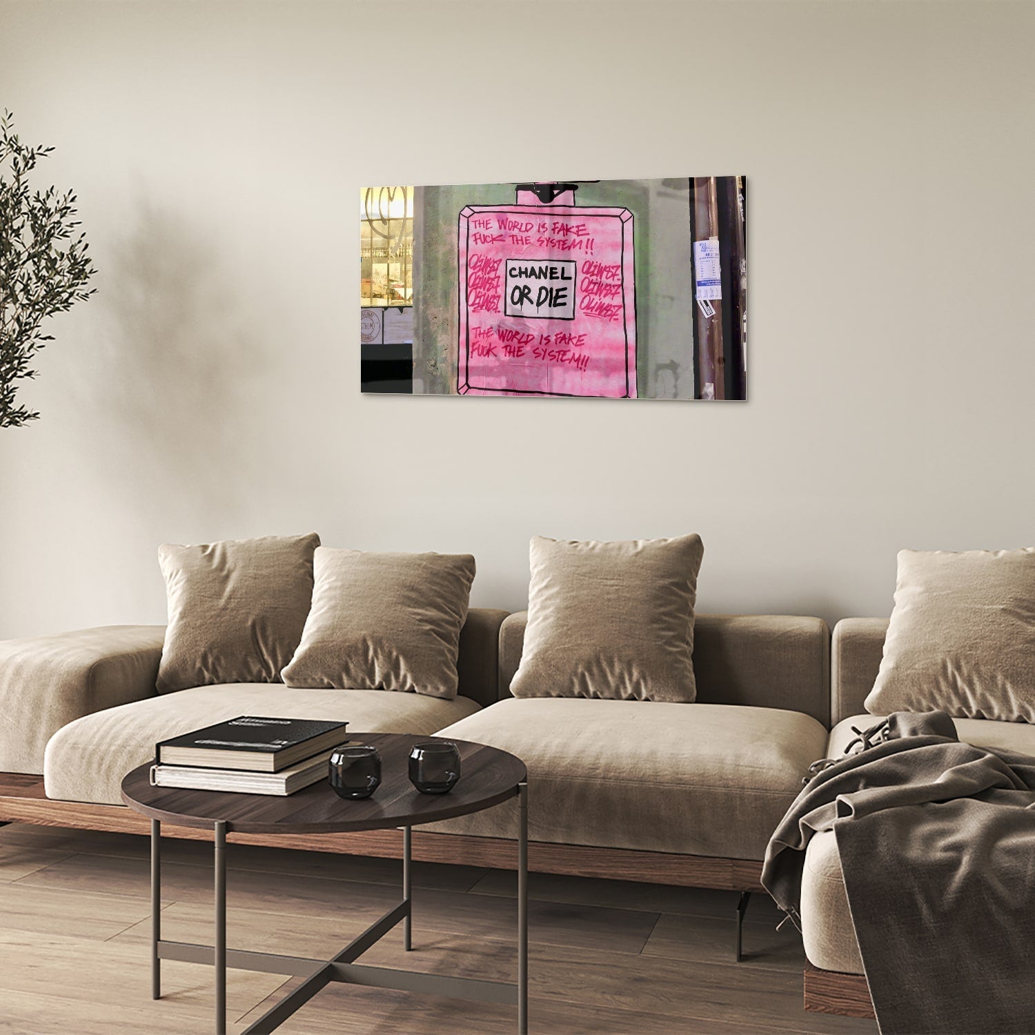 Glazen schilderij met de tekst 'Chanel or Die' in felle kleuren aan de muur.