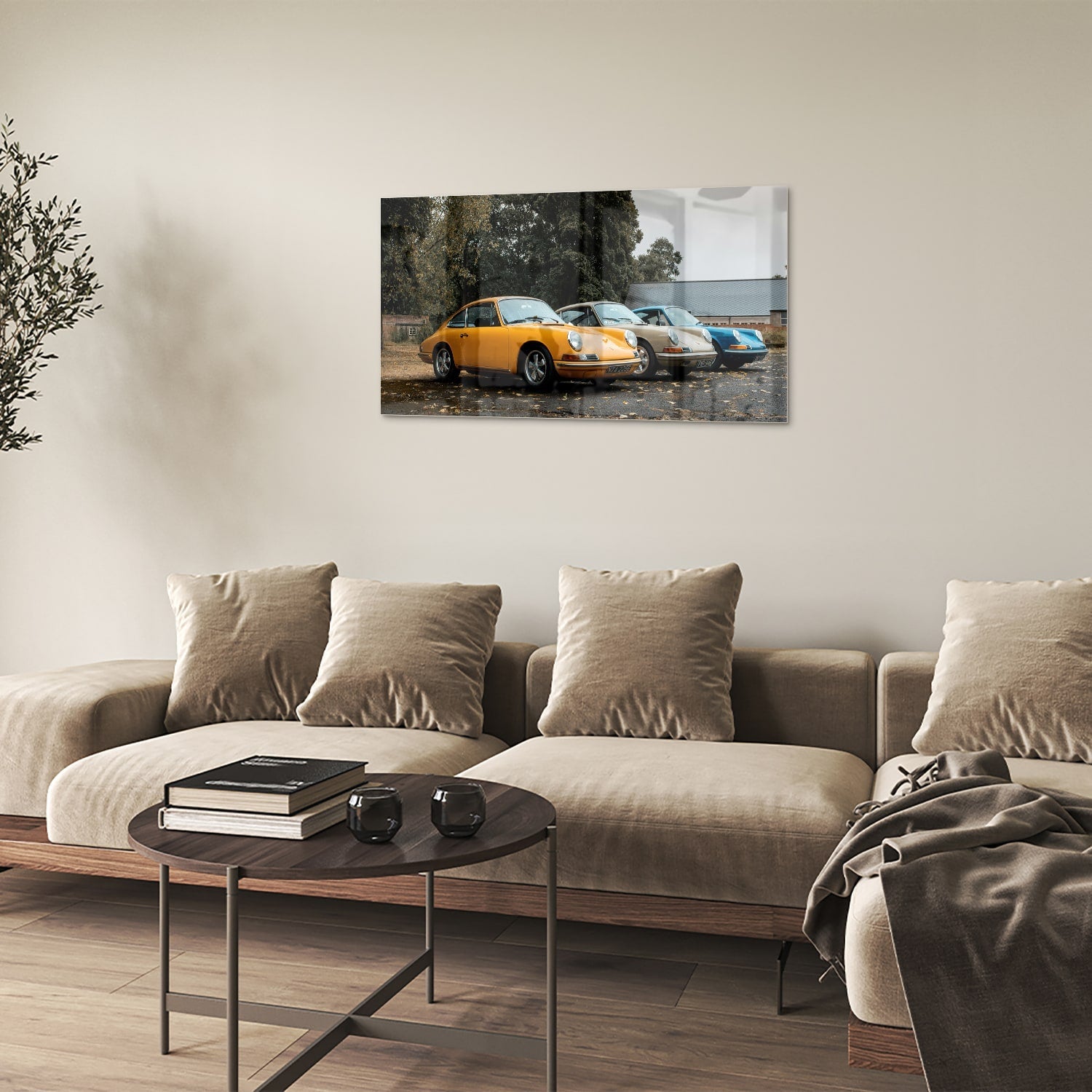 Glazen schilderij van een gele auto in een moderne woonkamer