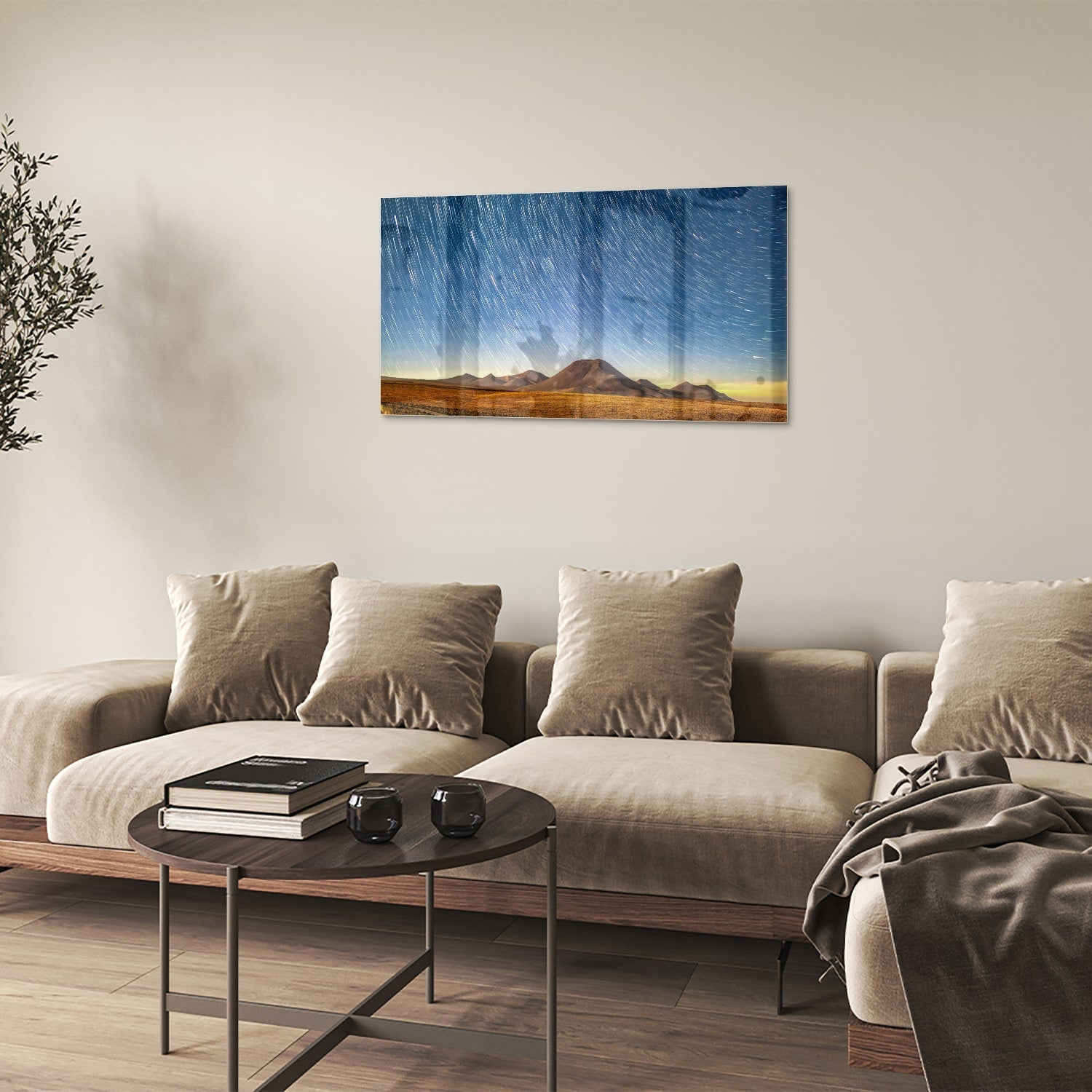 Glazen schilderij met sterrenhemel boven bergen, hangend aan de muur.