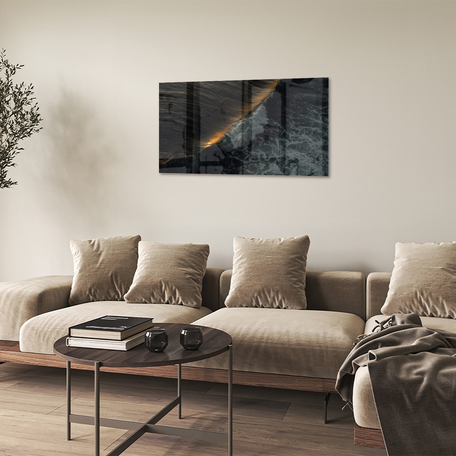 Zwart glazen schilderij van een zeegezicht met gouden accenten, hangt aan een lichtgekleurde muur.