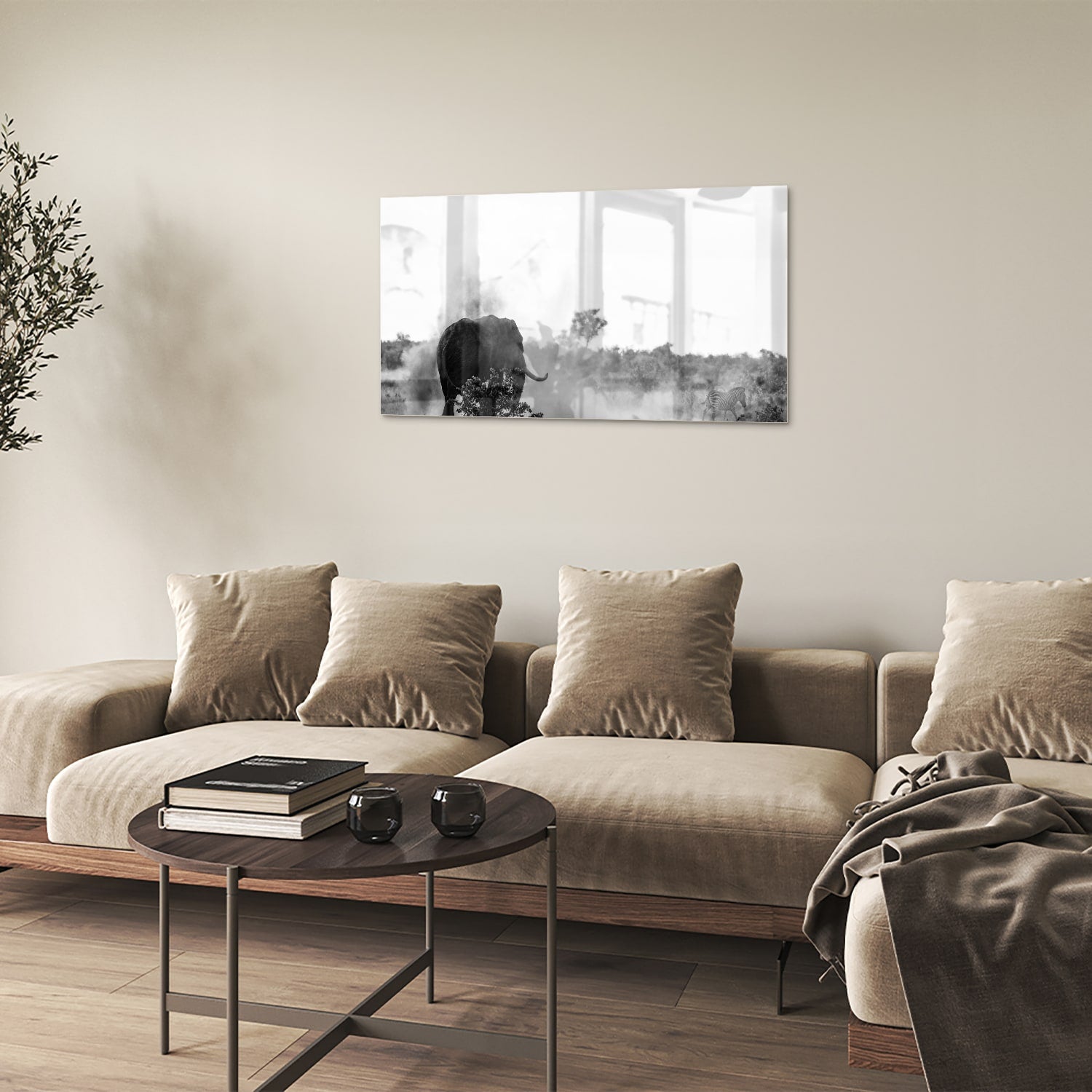 Zwart-wit glazen schilderij van een olifant aan de muur in een modern interieur.