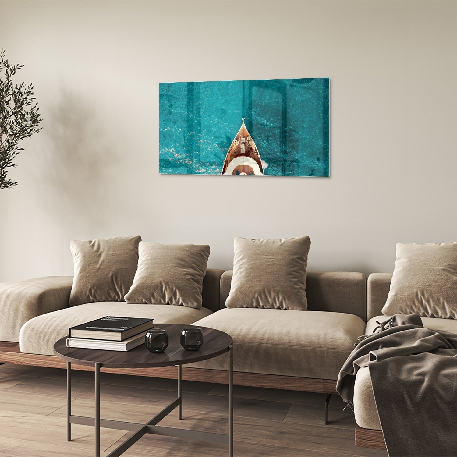 Glazen schilderij van een boot die boven helder turquoise water ligt.